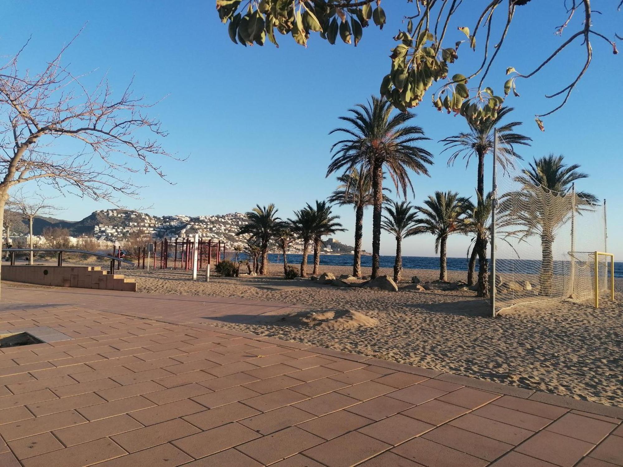 2079 Rocmar 1 5-c, Excelente Situacion Frente Al Puerto Pesquero Y Con Vista A La Bahia. Ultima Planta Del Edificio. Gran Terraza. Gran Parking Publico Delante. - Es-258-56 Rosas