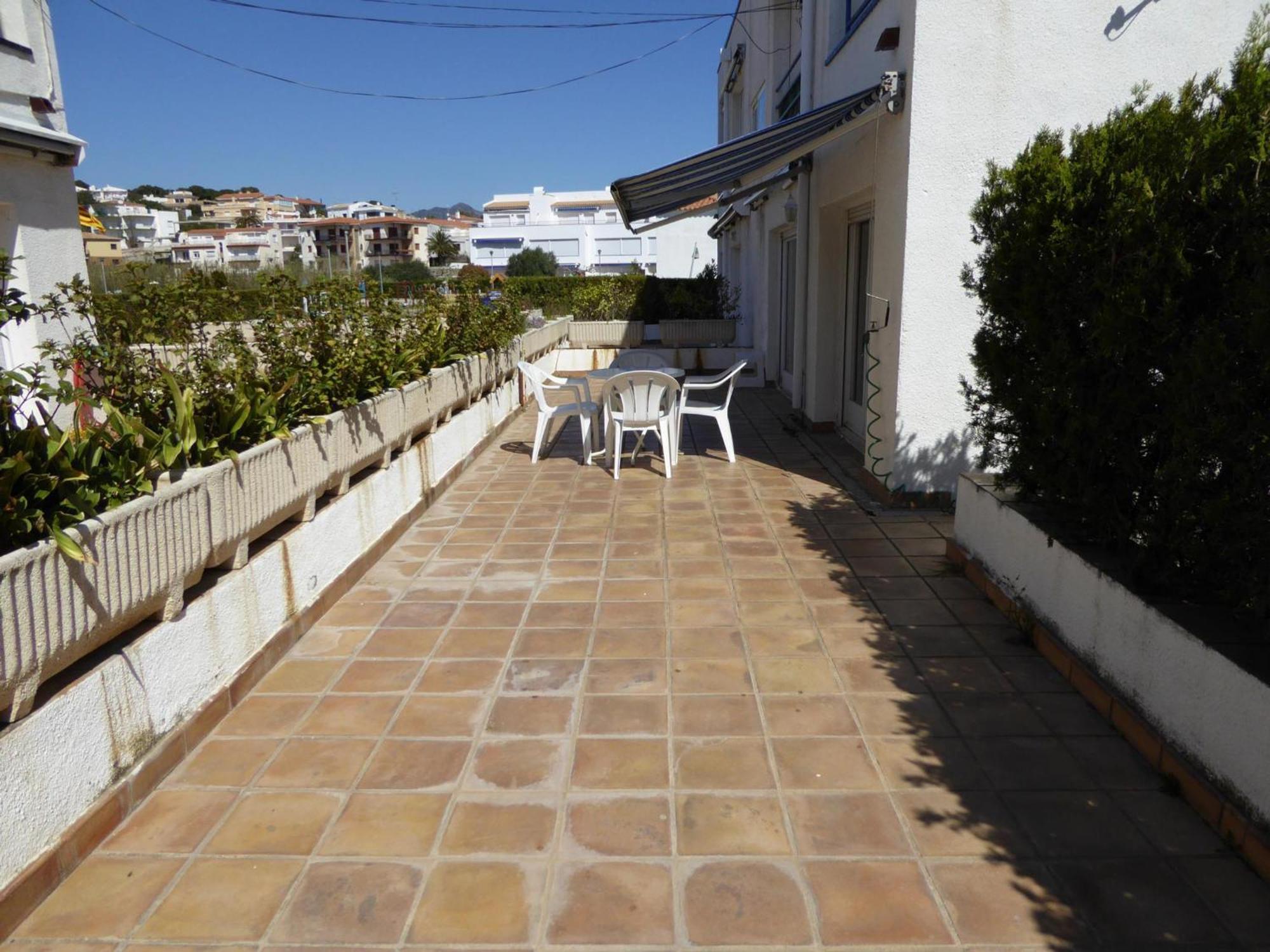 Con Terraza, Jardin Y Piscina Comunitaria A 200m De La Playa En Sant Carles - Es-228-130 Llançà