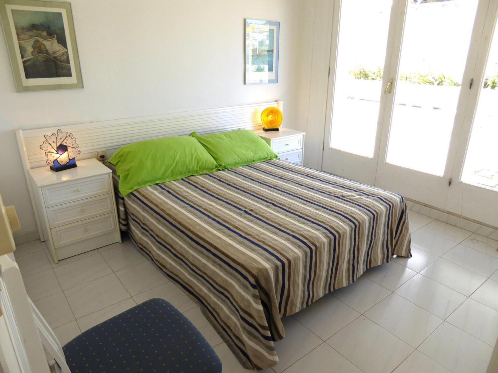 Apartamento Con Terraza, Jardin Y Piscina Comunitaria A 200m De La Playa En Sant Carles - Es-228-130 *