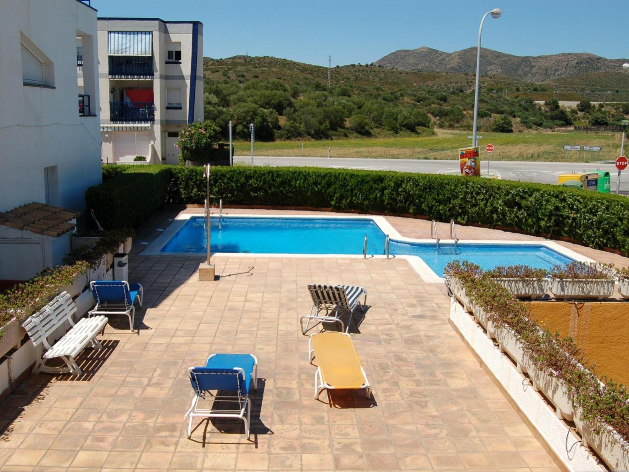 Con Terraza, Jardin Y Piscina Comunitaria A 200m De La Playa En Sant Carles - Es-228-130 * Llançà