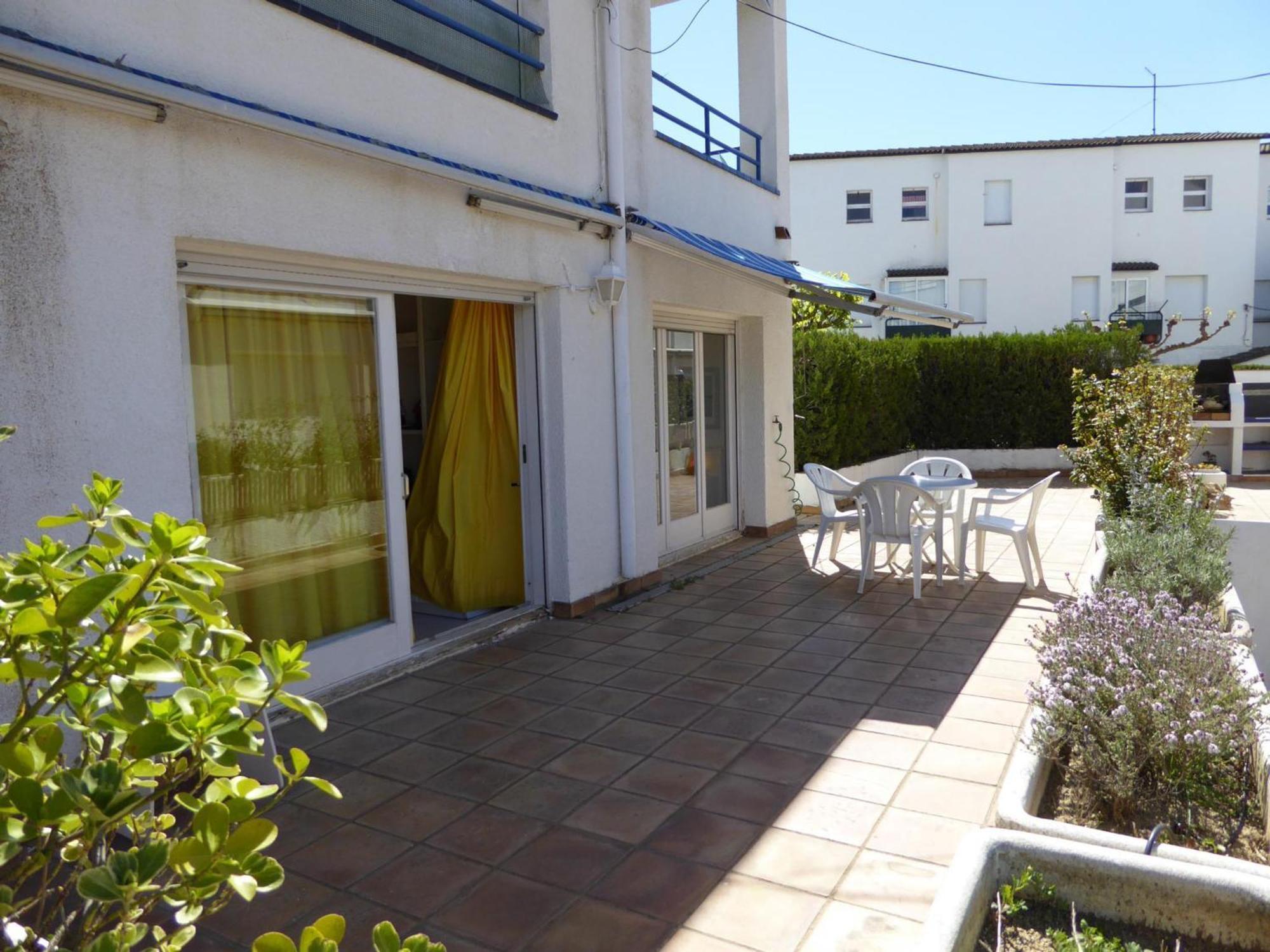 Con Terraza, Jardin Y Piscina Comunitaria A 200m De La Playa En Sant Carles - Es-228-130