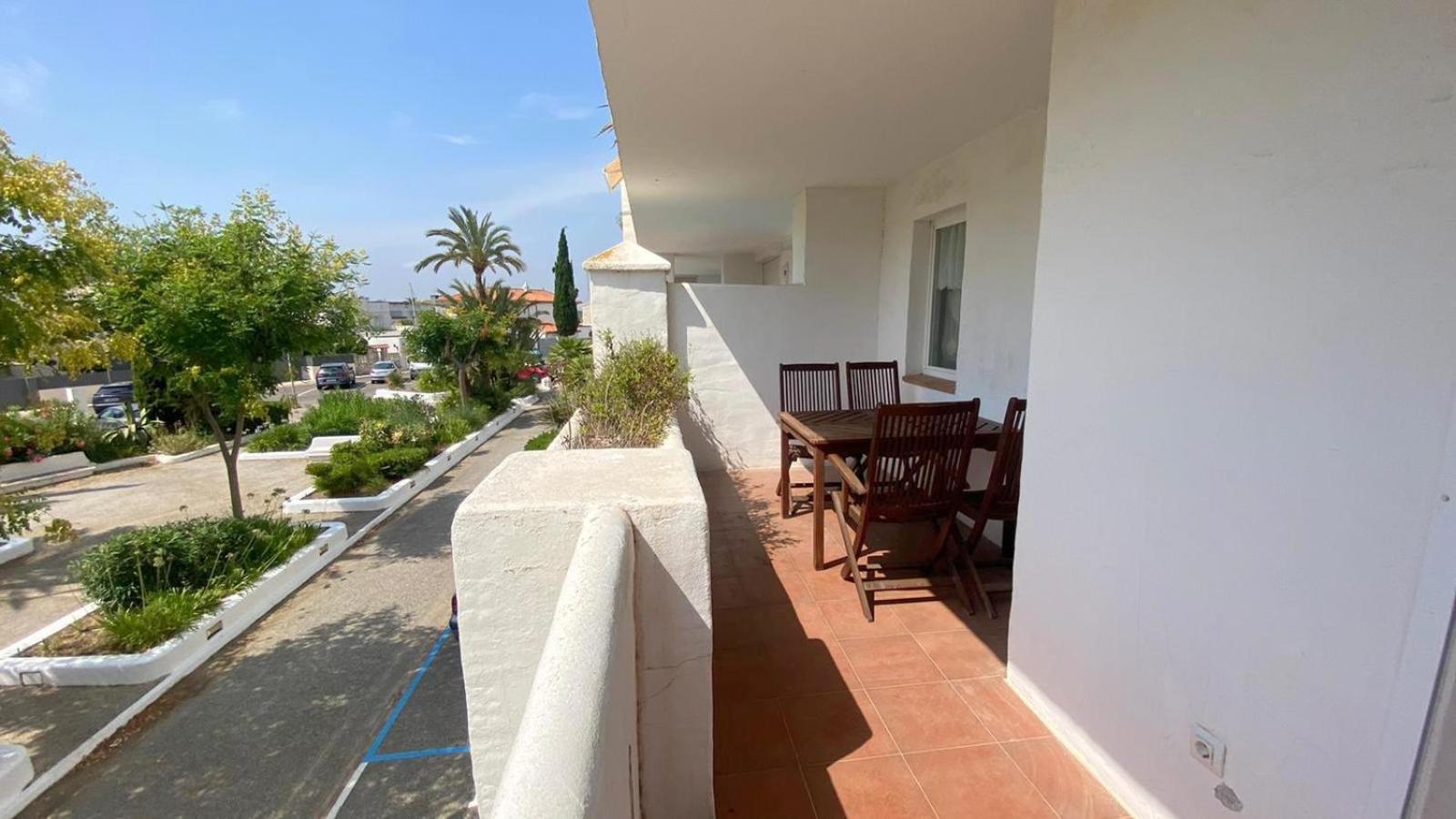 Royal Llevant 1 1 *