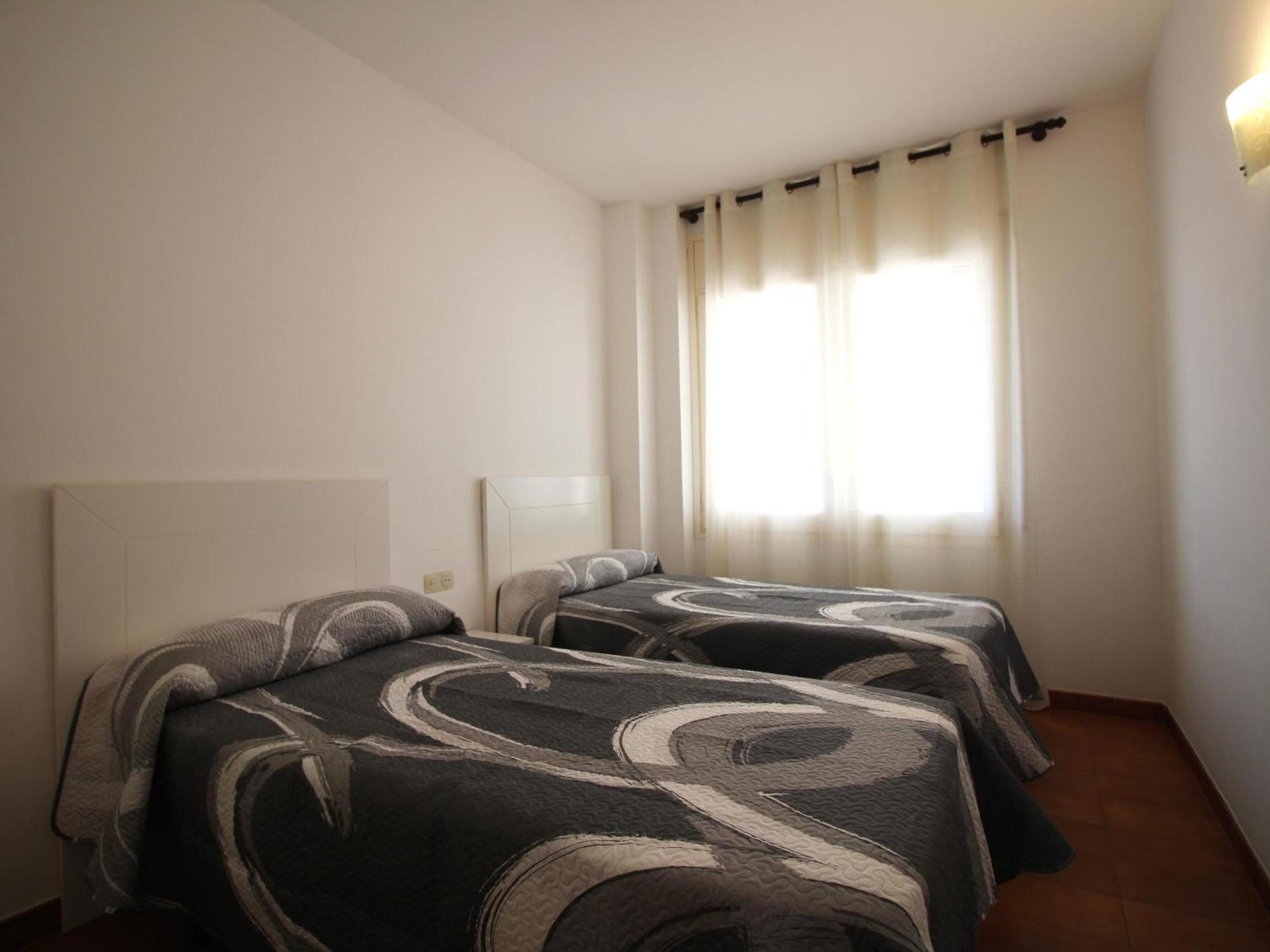 Apartamento En El Port De La Selva: Planta Baja, Terraza Y Wifi A Metros De La Playa - Es-228-52 *