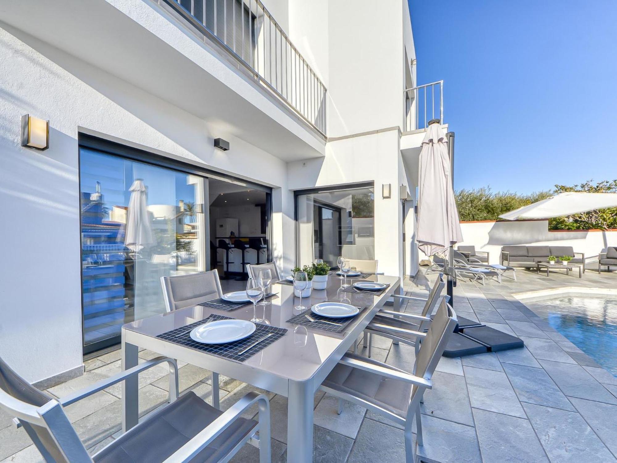 Holiday Norfeu 10 * Empuriabrava