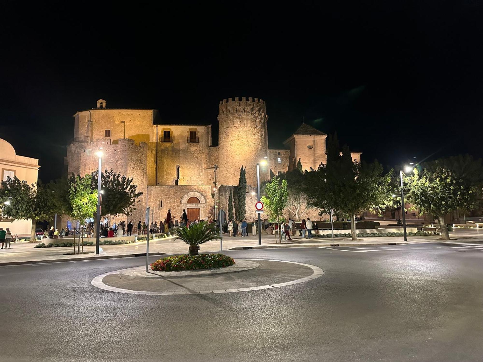 En Casco Antiguo, Al Lado De Playa, Rambla Y Monasterio, Con Acceso A Terraza Ajardinada