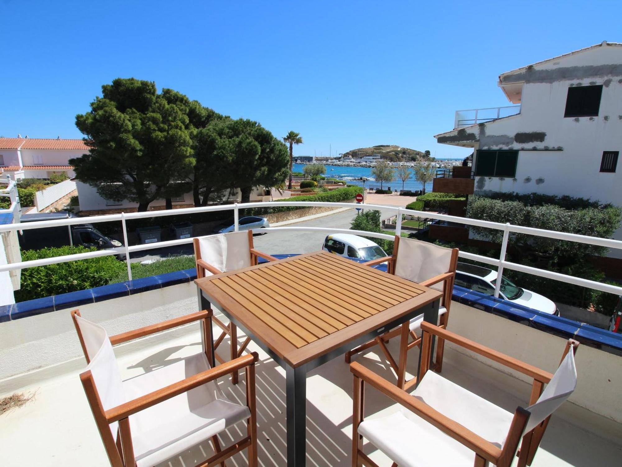 Mistral - Acogedor, Luminoso Y De Ambiente Moderno Con Terraza Vista Mar. - Es-228-143 Apartamento Llançà