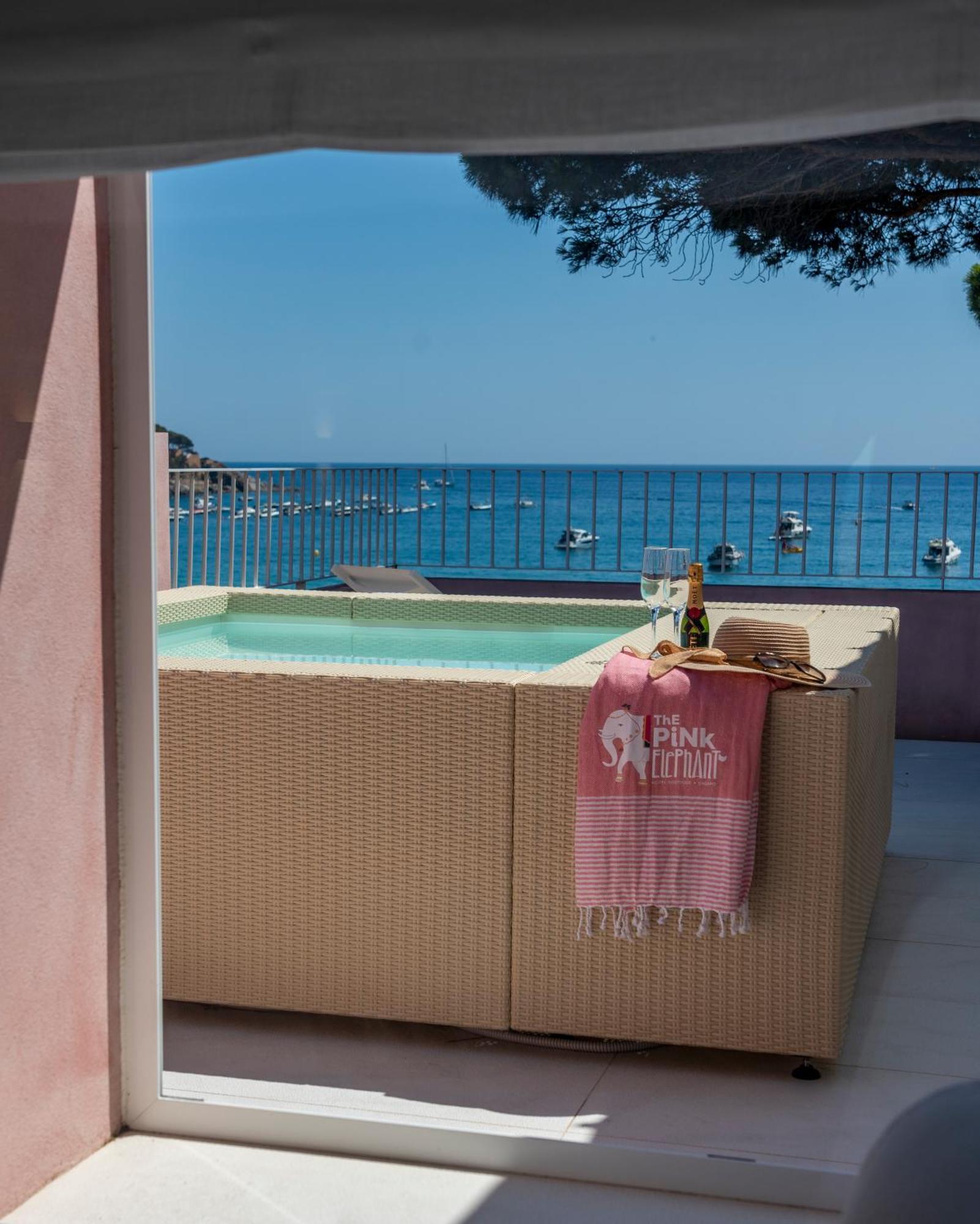 The Pink Elephant 3*