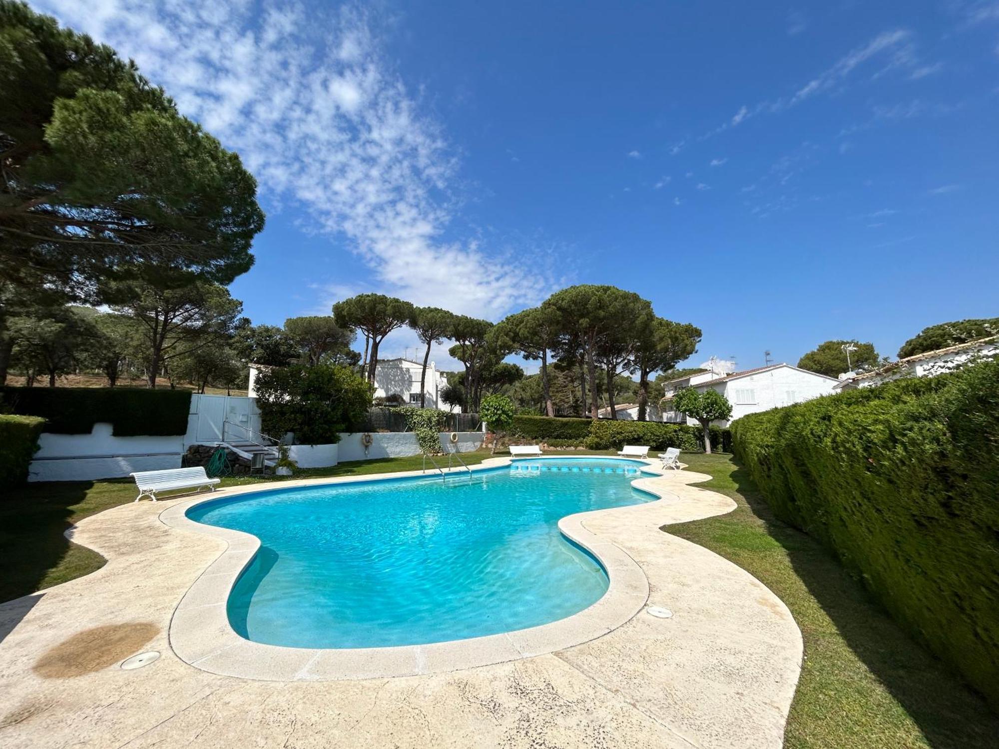 Casa Con Jardin Y Piscina Comunitaria Apartamento