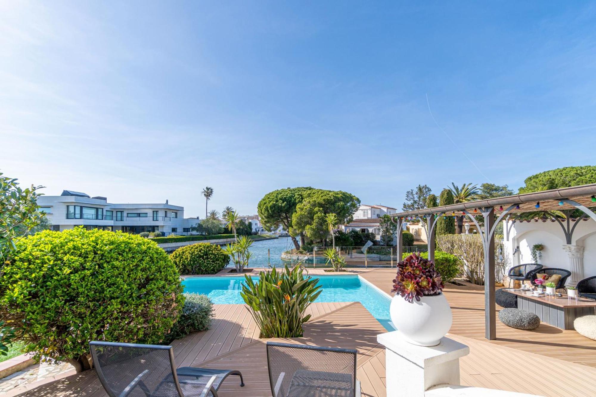 Villa Apart-rent Fluvia 0002 *