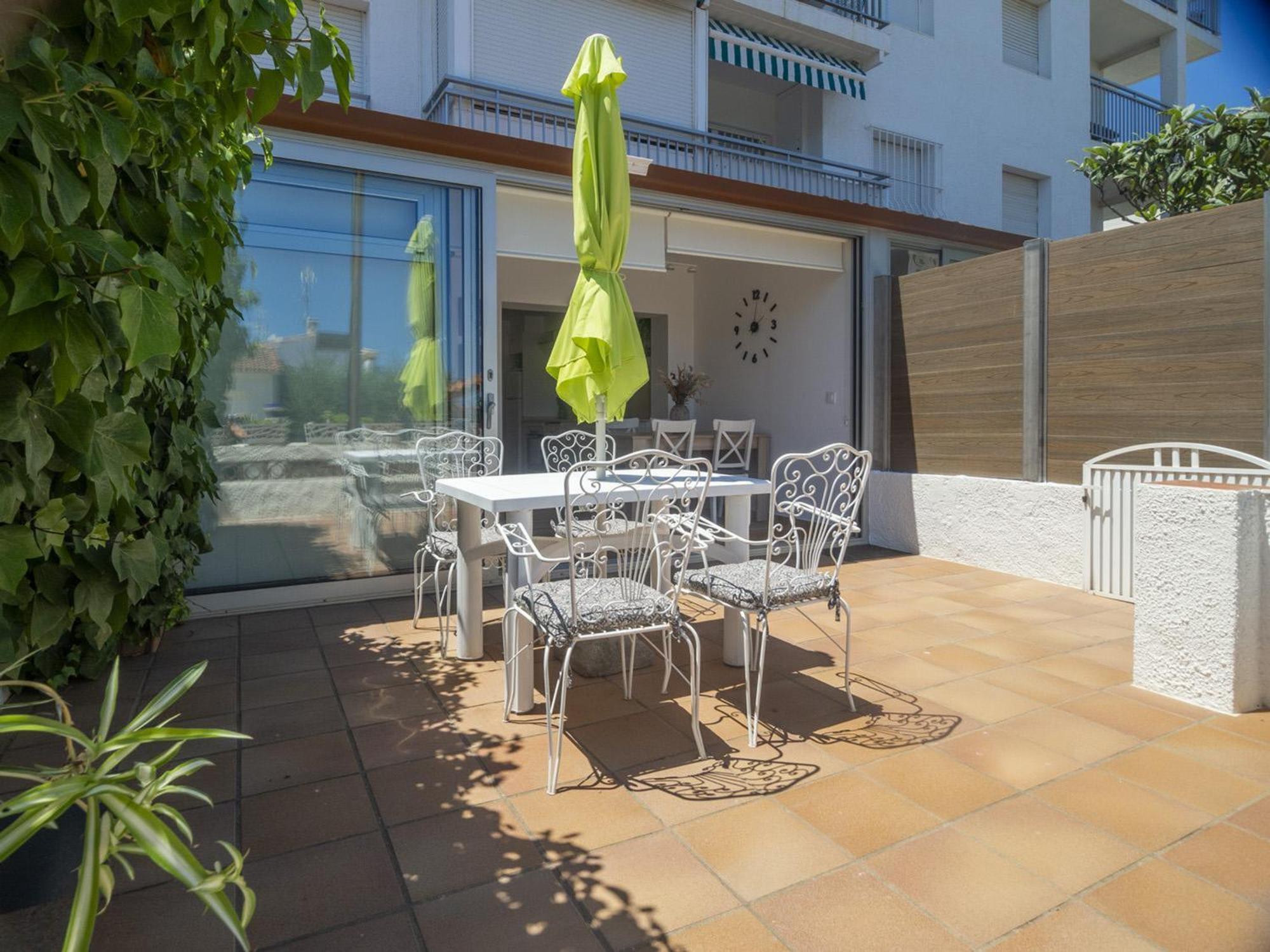 Apartamento Renovado Con Terraza, A Pasos De La Playa De Riells, ¡ideal Parejas! - Es-325-29 *
