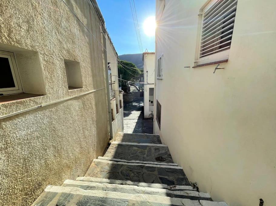 Creus - In The Center Of Town * Cadaqués