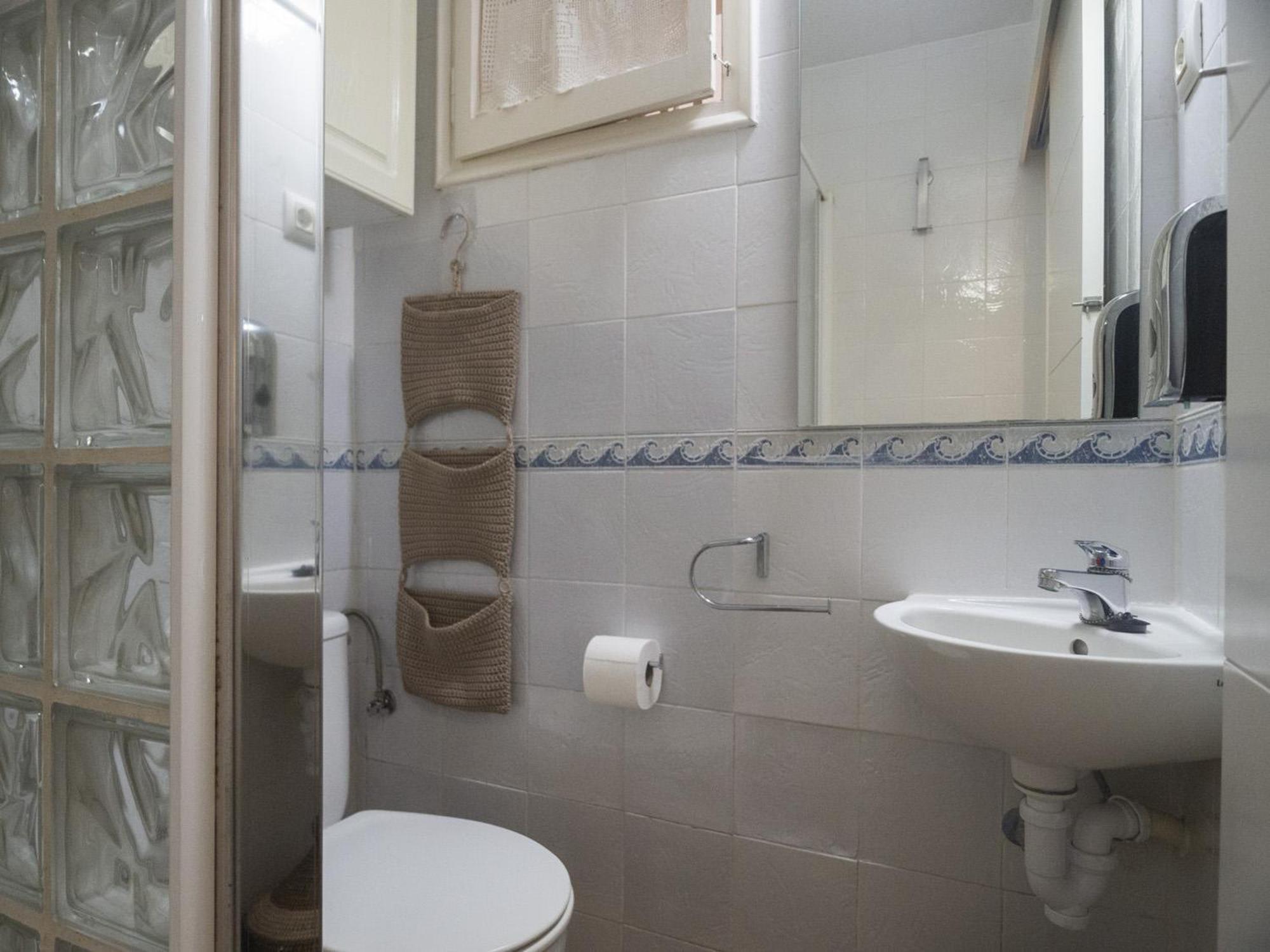 Apartamento Renovado Con Terraza, A Pasos De La Playa De Riells, ¡ideal Parejas! - Es-325-29 *
