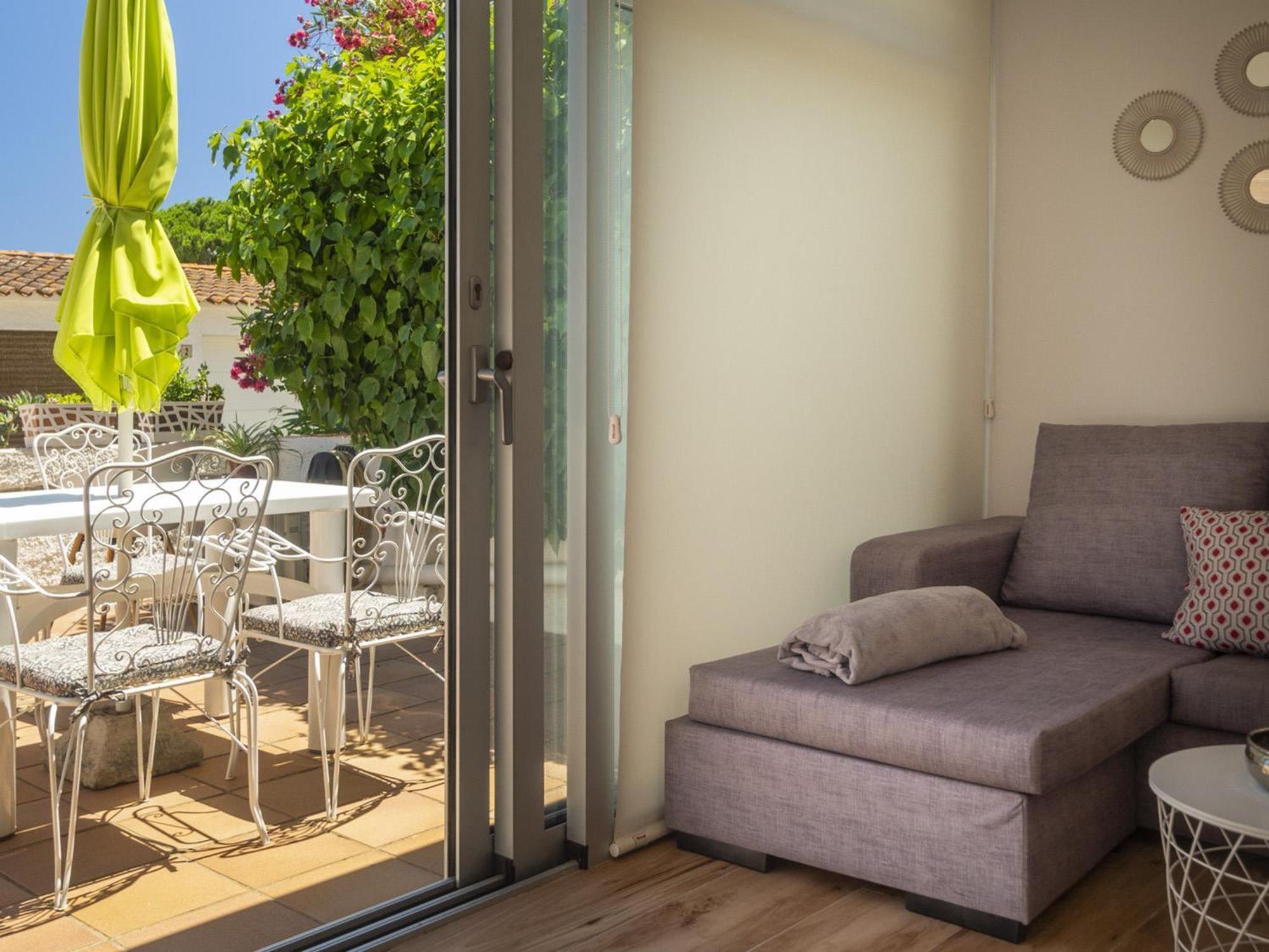 Apartamento Renovado Con Terraza, A Pasos De La Playa De Riells, ¡ideal Parejas! - Es-325-29 *