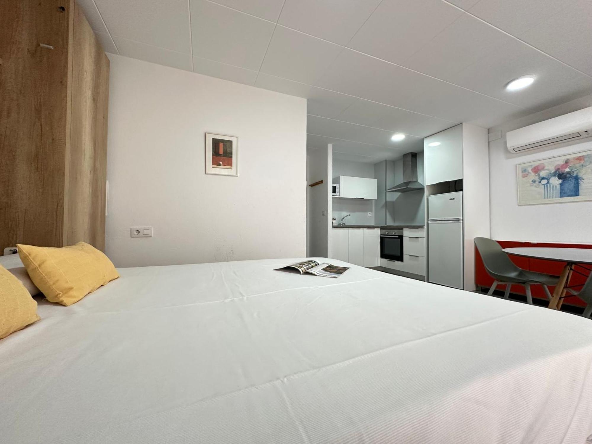 Agi Arago Apartment Roses