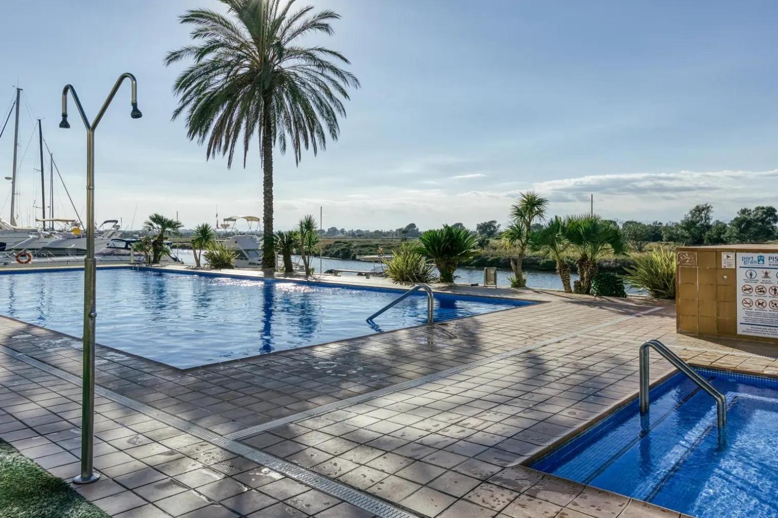 Amb Piscina I Zona Enjardinada
