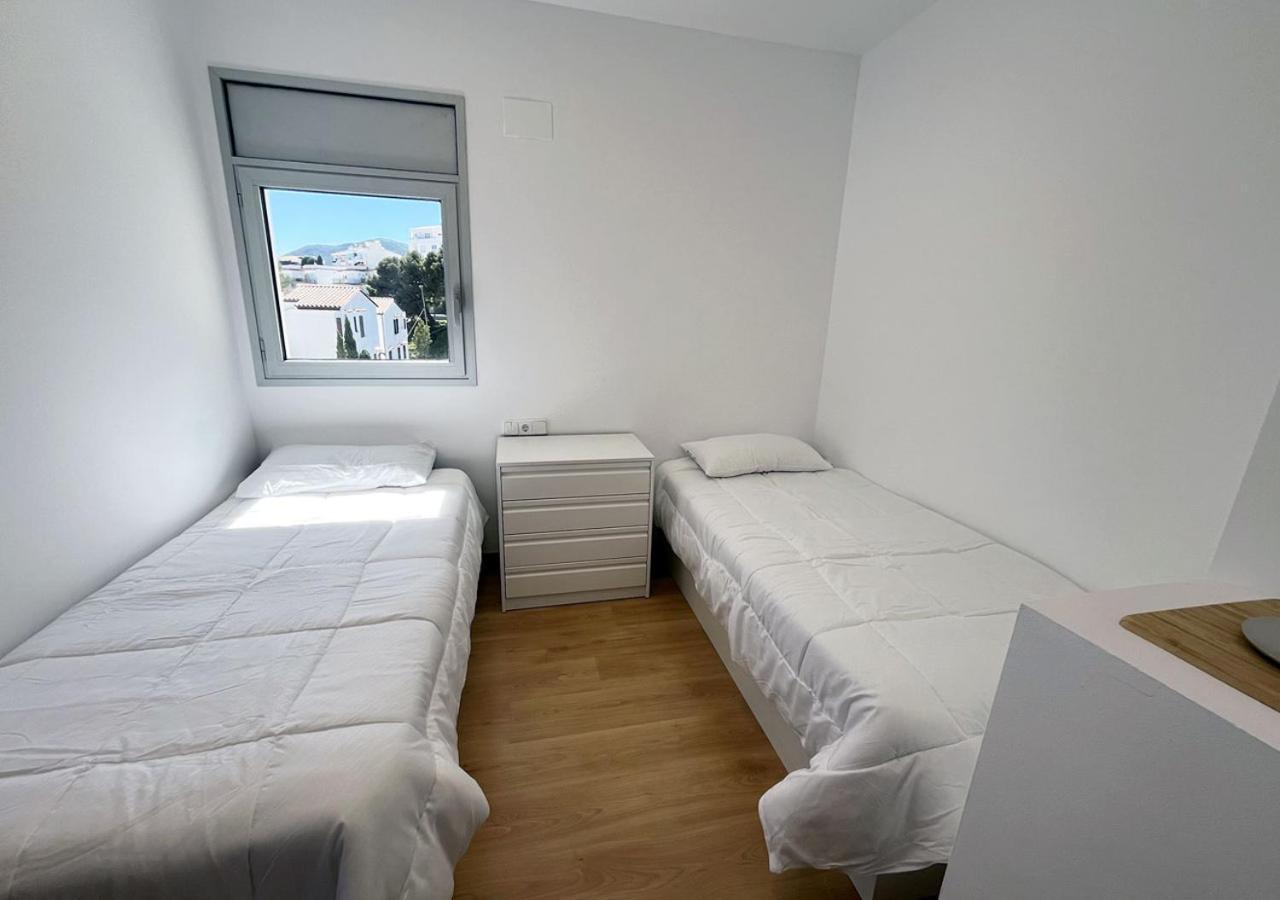 2-bedroom Brand New Steps From The Llançà
