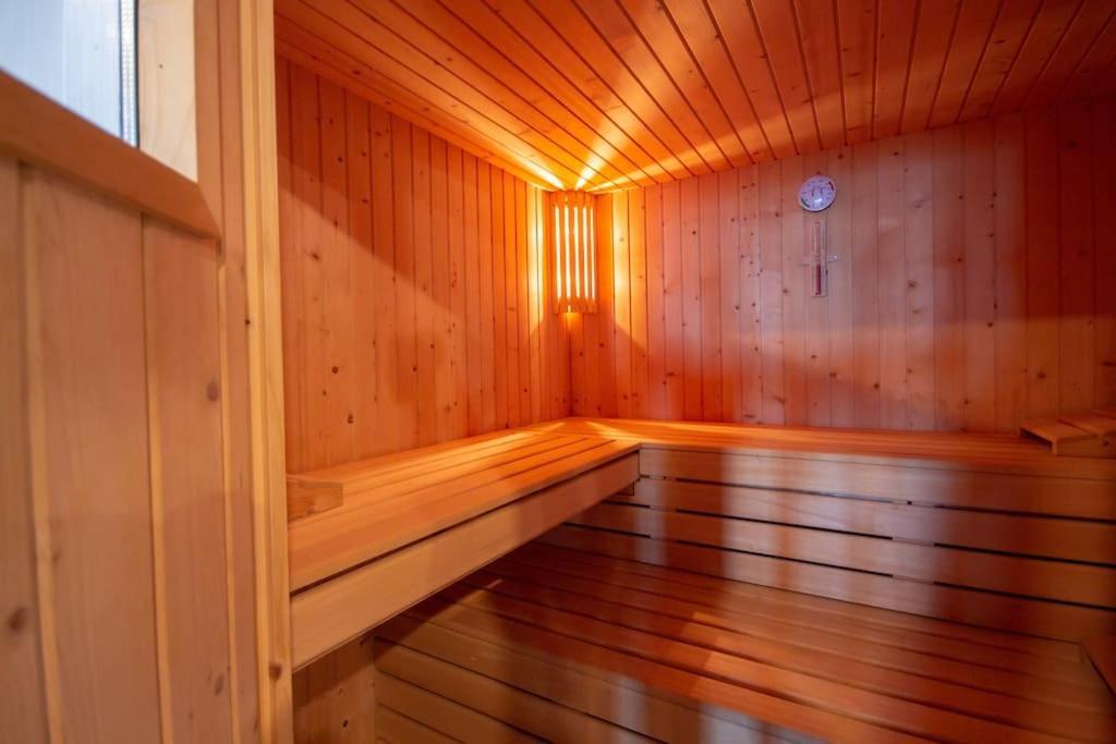 Villa Luxueuse, 2 Piscines, Et Salle De Sport, 5 Chambres, 4 Salles De Bain *