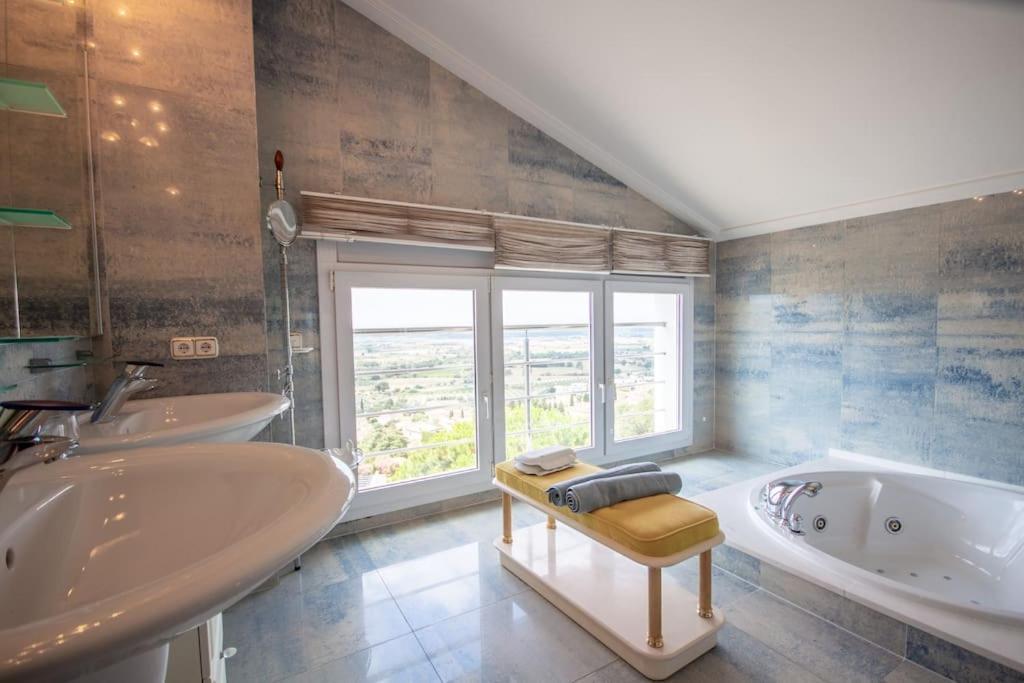 Luxueuse, 2 Piscines, Et Salle De Sport, 5 Chambres, 4 Salles De Bain Villa