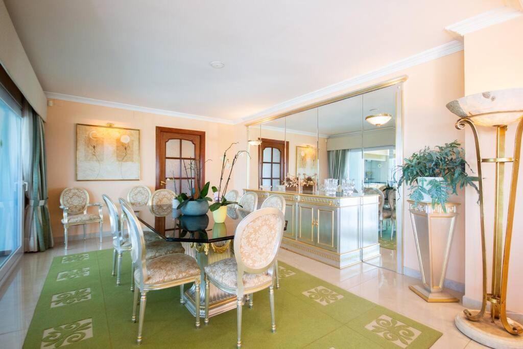 Luxueuse, 2 Piscines, Et Salle De Sport, 5 Chambres, 4 Salles De Bain
