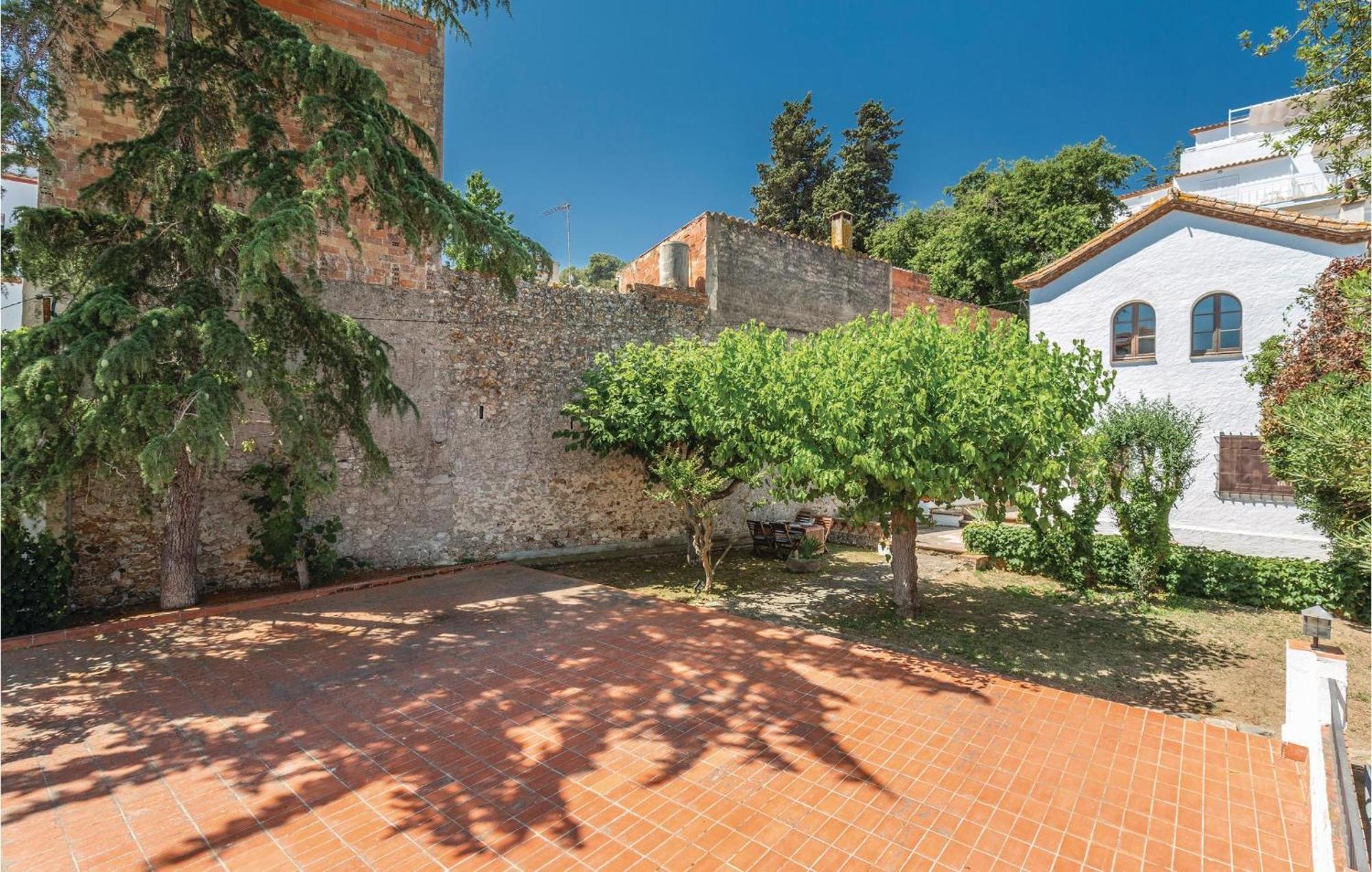 5 Bedroom Beautiful In