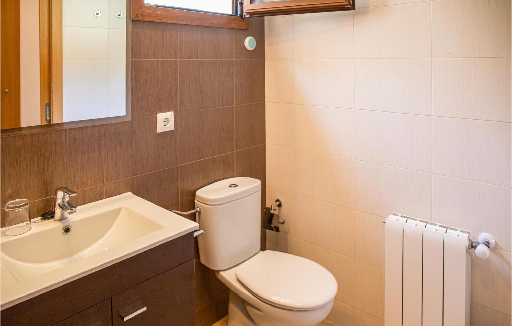 Apartamento In Tossa De Mar, Girona With Wifi
