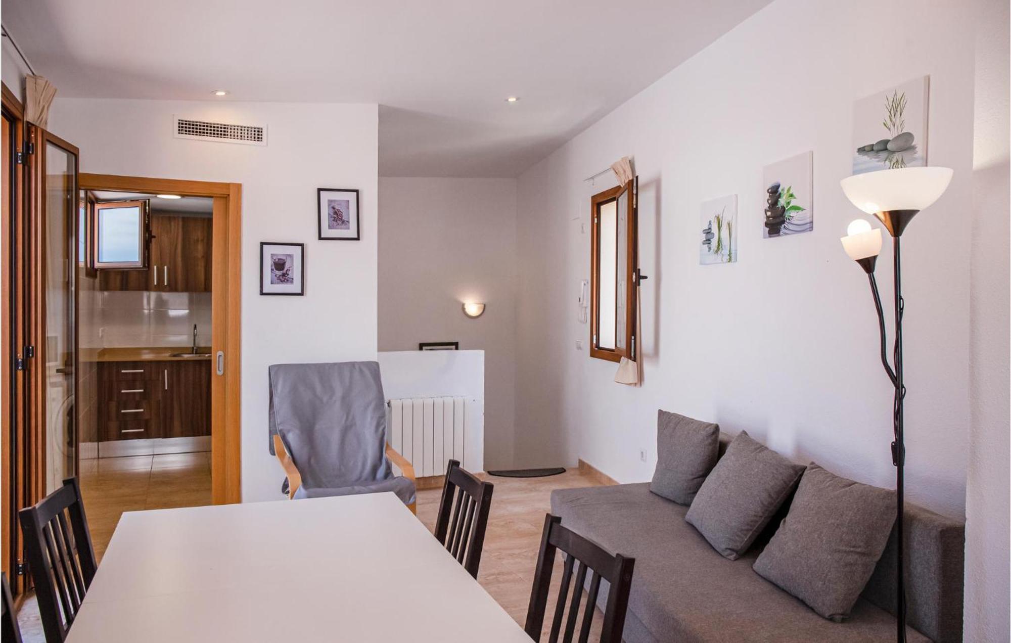 Apartamento In Tossa De Mar, Girona With Wifi