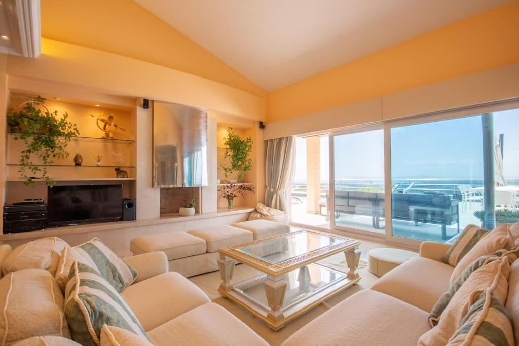 Villa Luxueuse, 2 Piscines, Et Salle De Sport, 5 Chambres, 4 Salles De Bain *