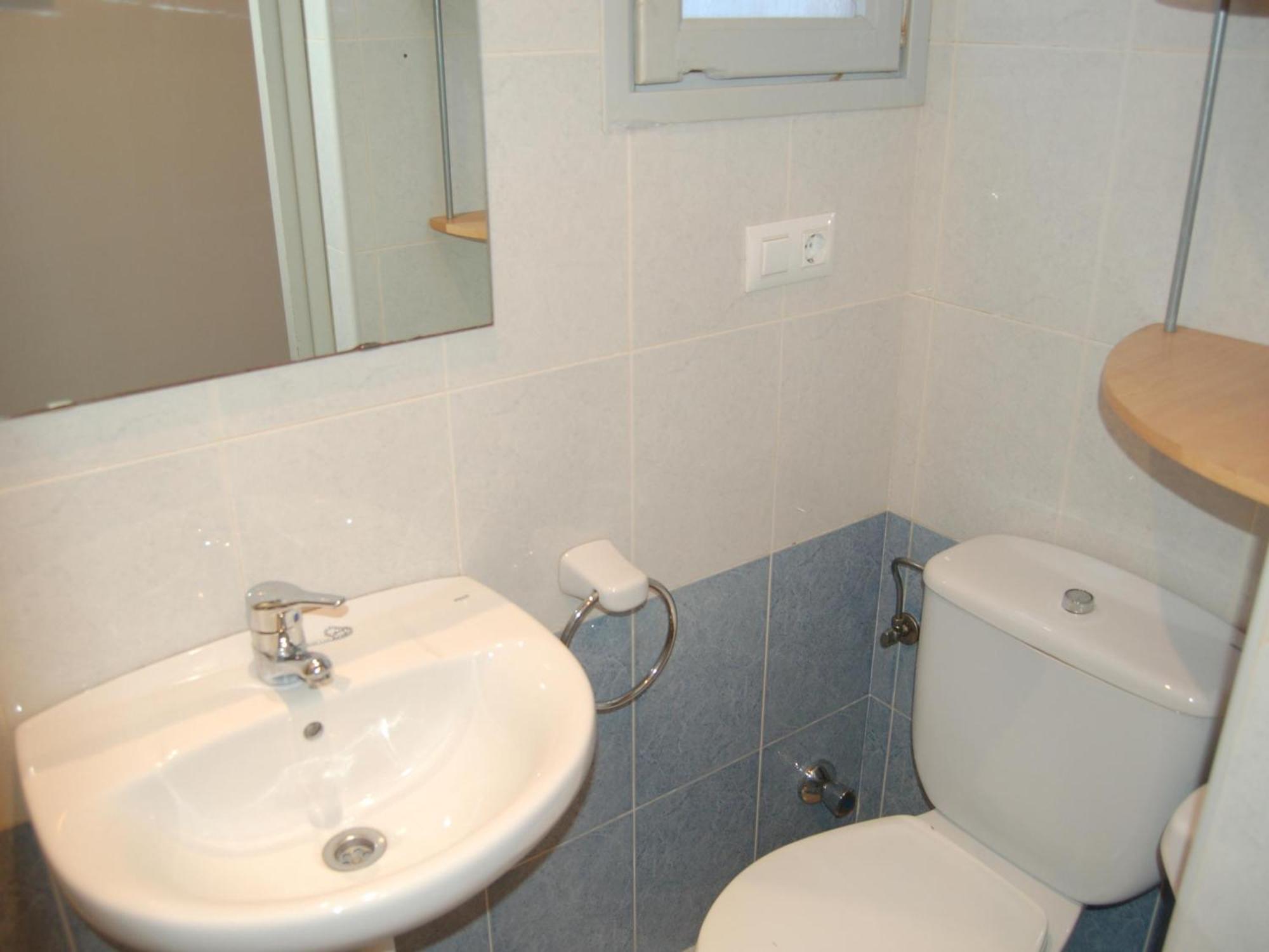 Apartamento Atico Con Gran Terraza, A 100m De La Playa Del Port De Llanca, Con Wifi, Tv Y Cocina Renovada - Es-228-31