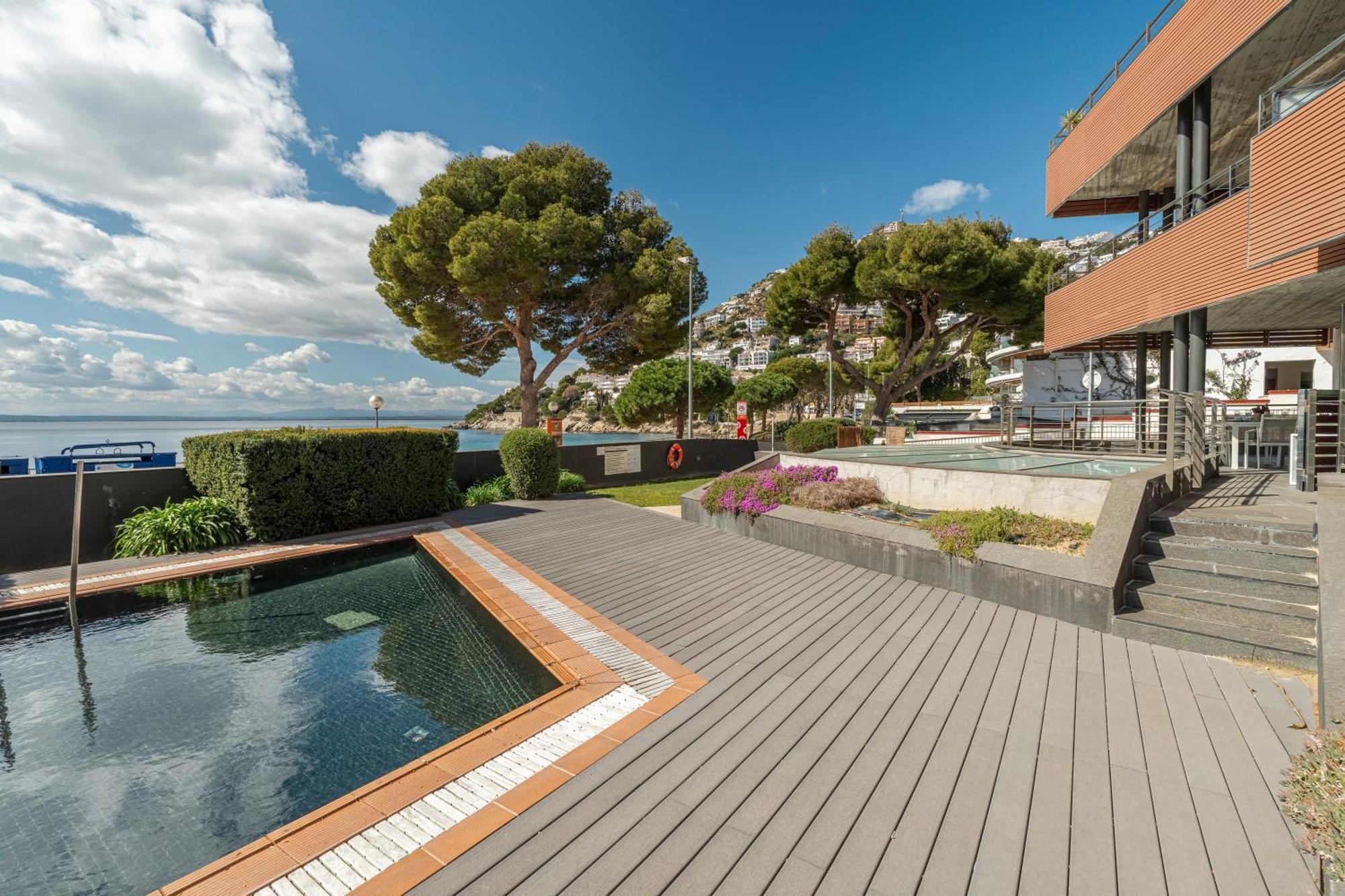 Con Gran Terraza Delante Del Mar