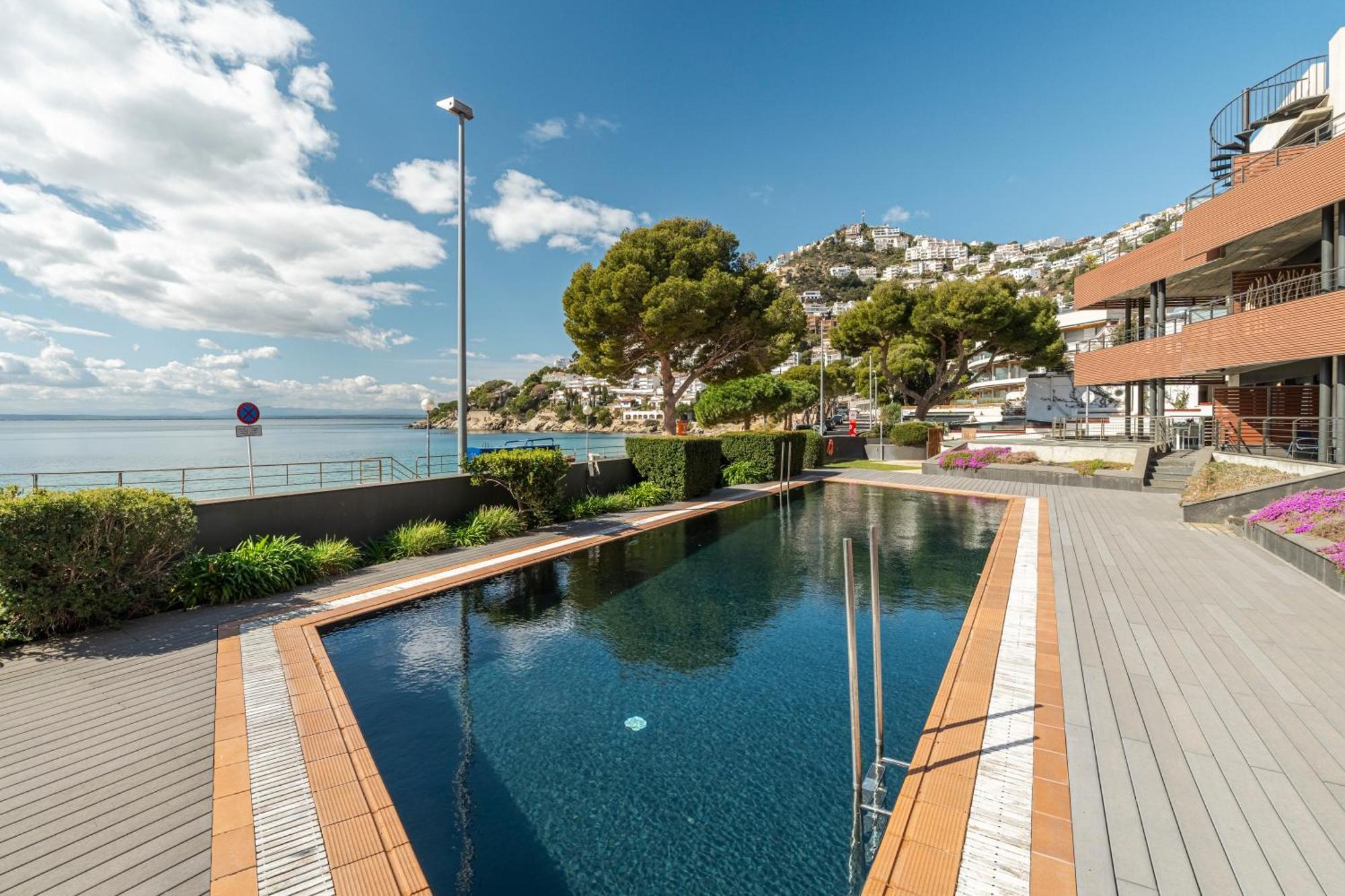 Con Gran Terraza Delante Del Mar Apartment Roses