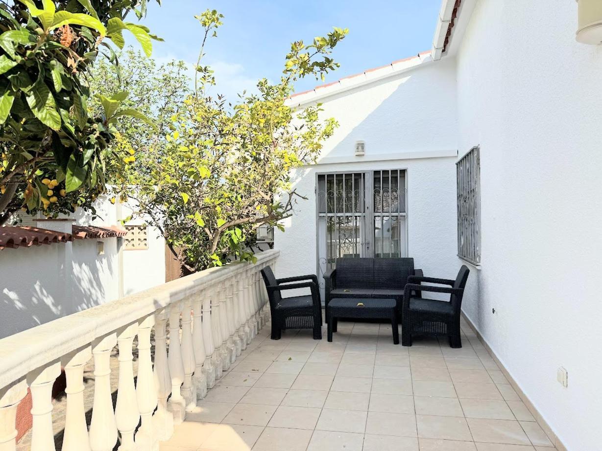 Empurialola -encantadora Casa Con Jardin Cerca Del Centro -142 Holiday home Empuriabrava