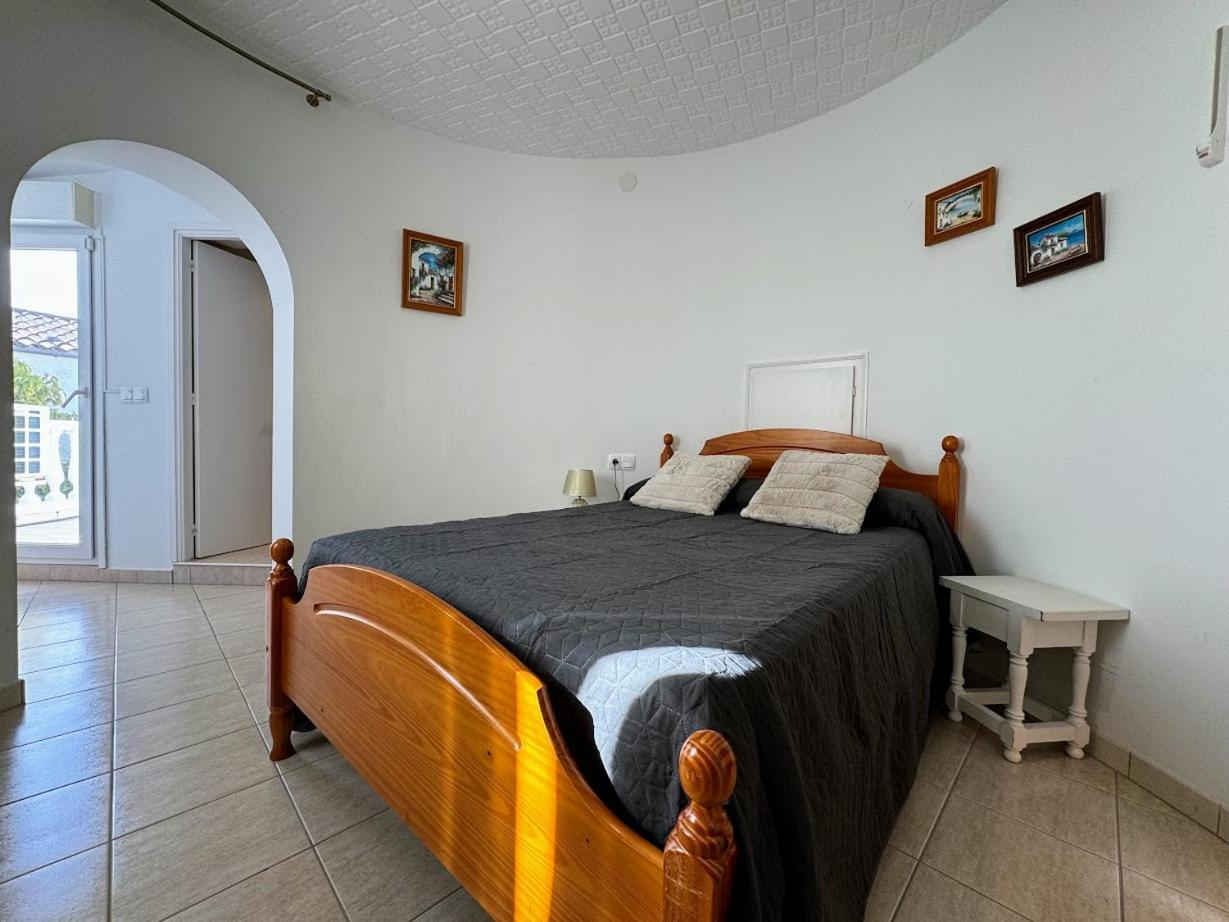 Empurialola -encantadora Casa Con Jardin Cerca Del Centro -142 Holiday home Empuriabrava