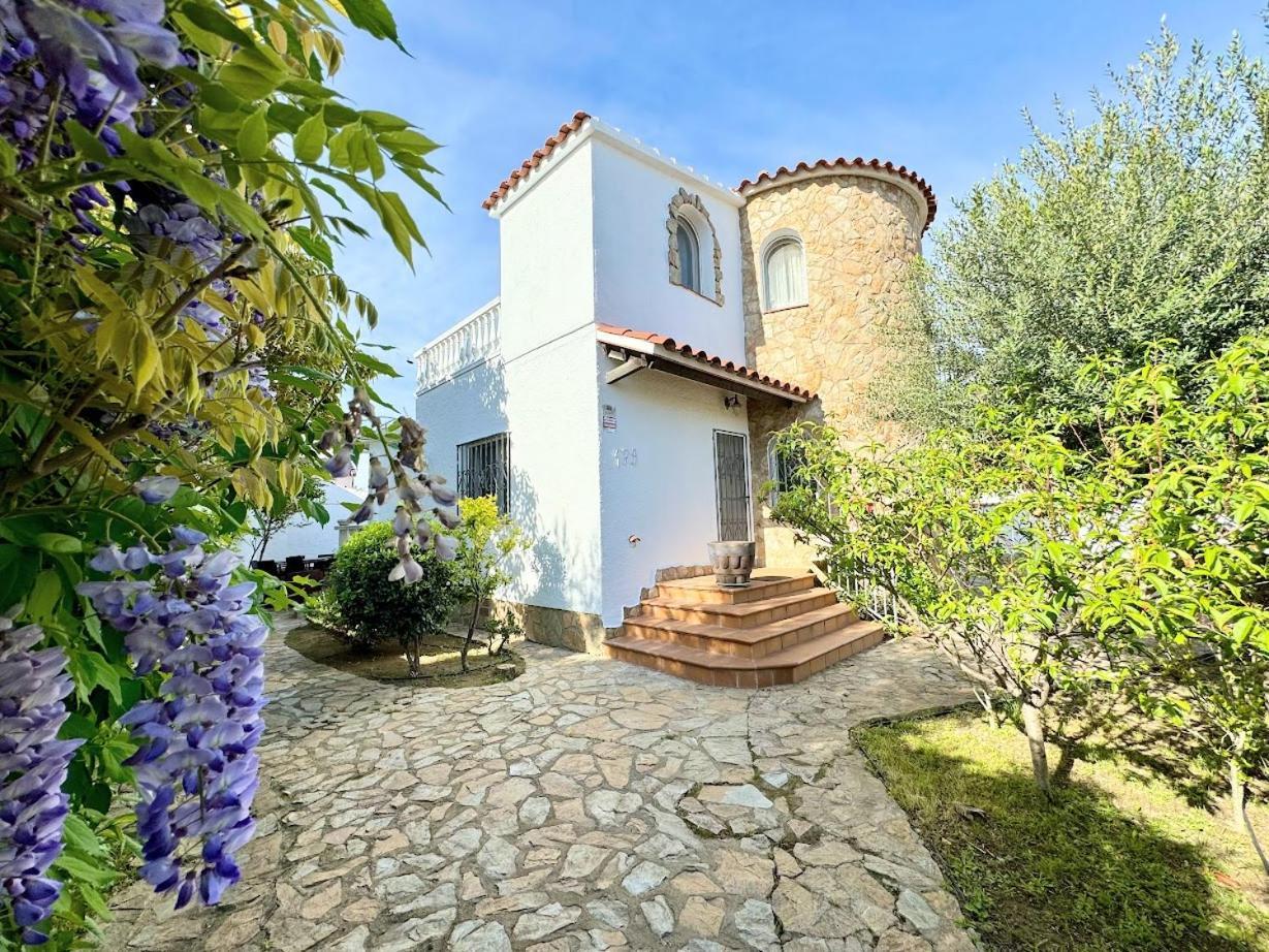 Holiday home Empurialola -encantadora Casa Con Jardin Cerca Del Centro -142 *