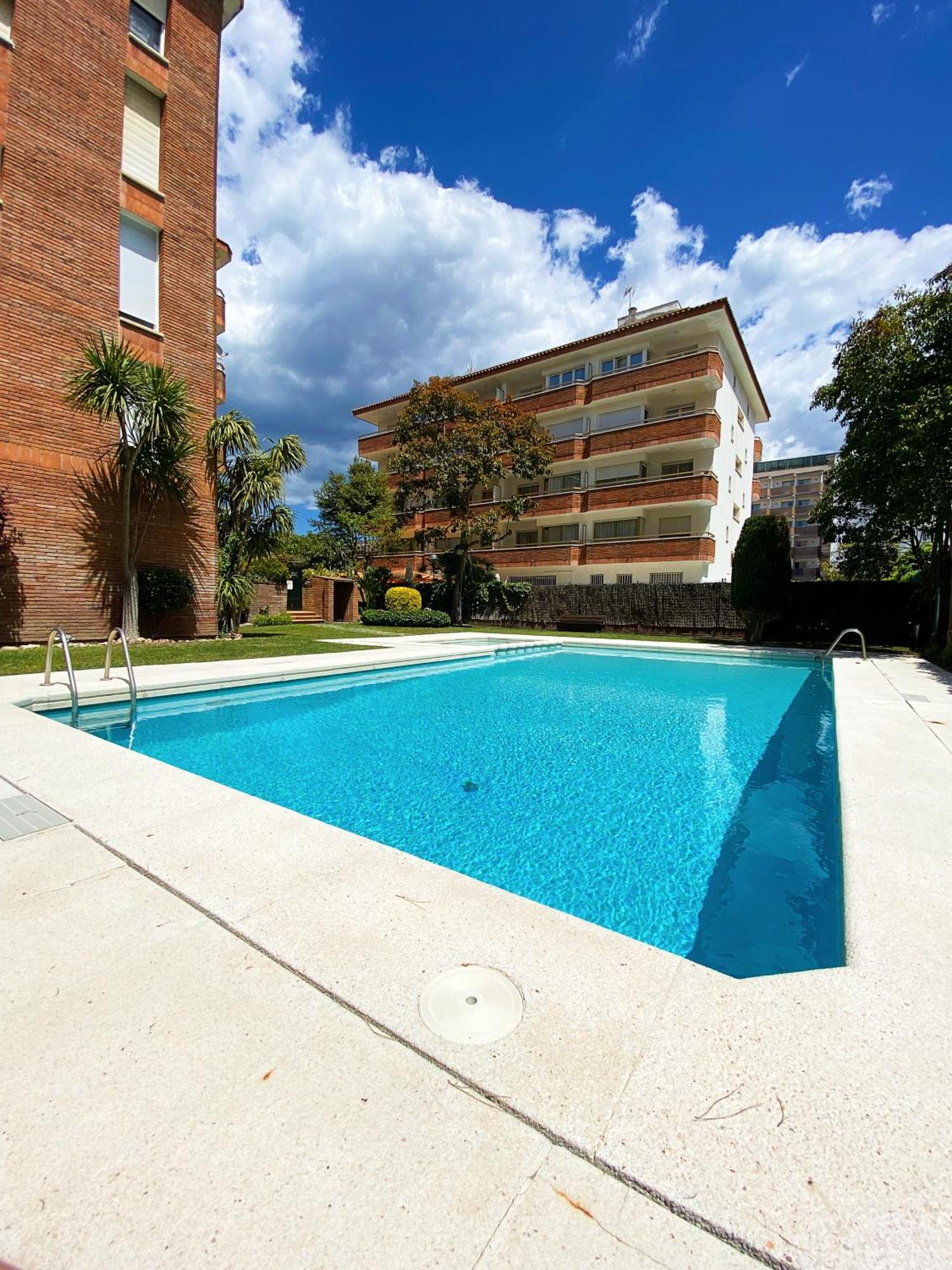 Con Piscina En La Playa De Fenals Apartamento