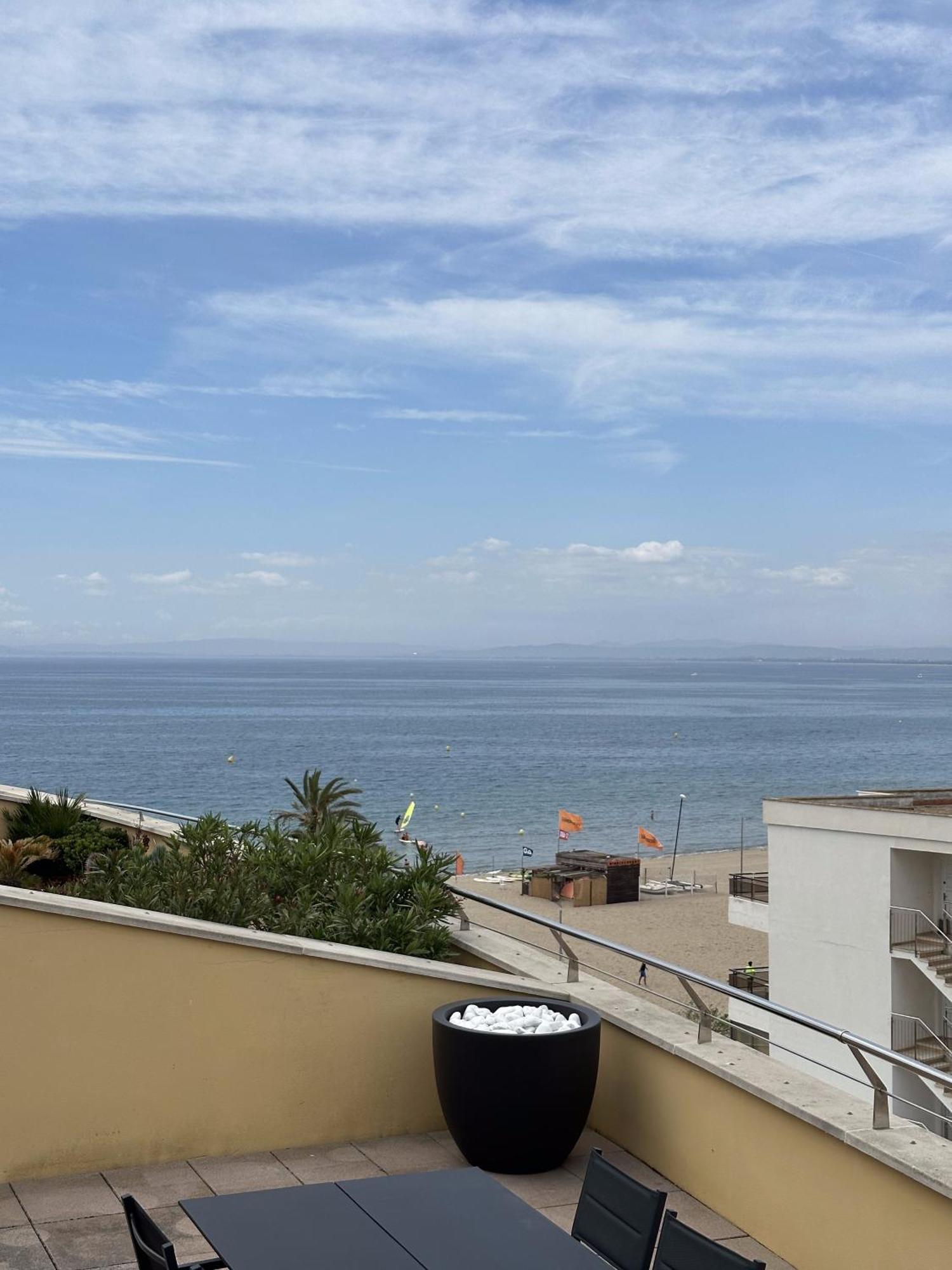 Apartamento Duplex En Primera Linea De Playa Con Gran Terraza Y Piscina Comunitaria *