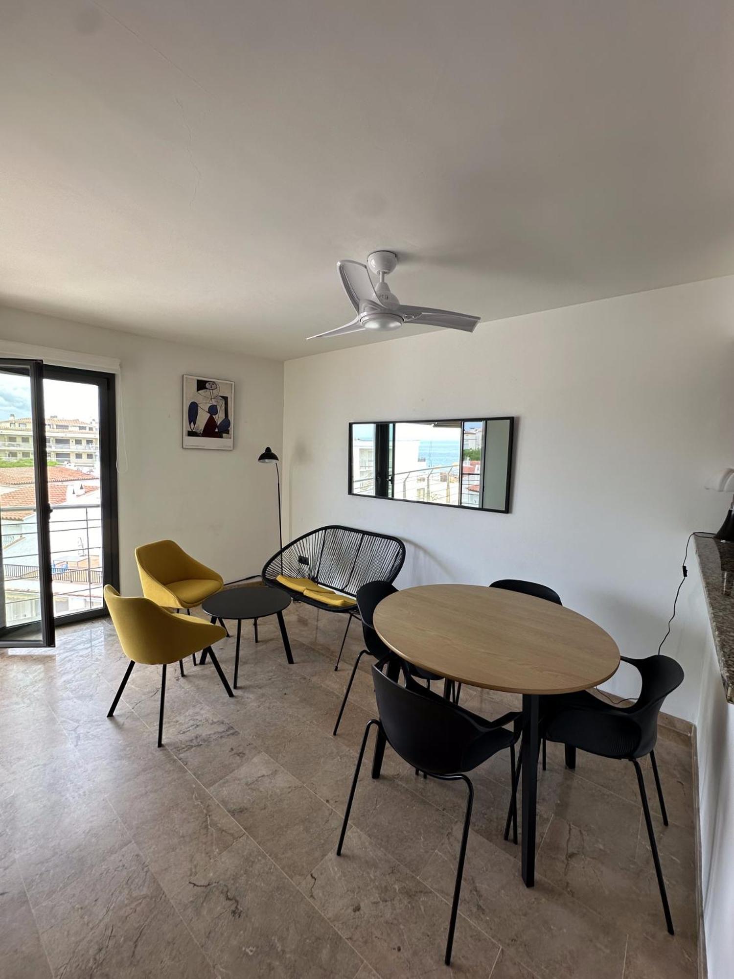 Duplex En Primera Linea De Playa Con Gran Terraza Y Piscina Comunitaria * Rosas