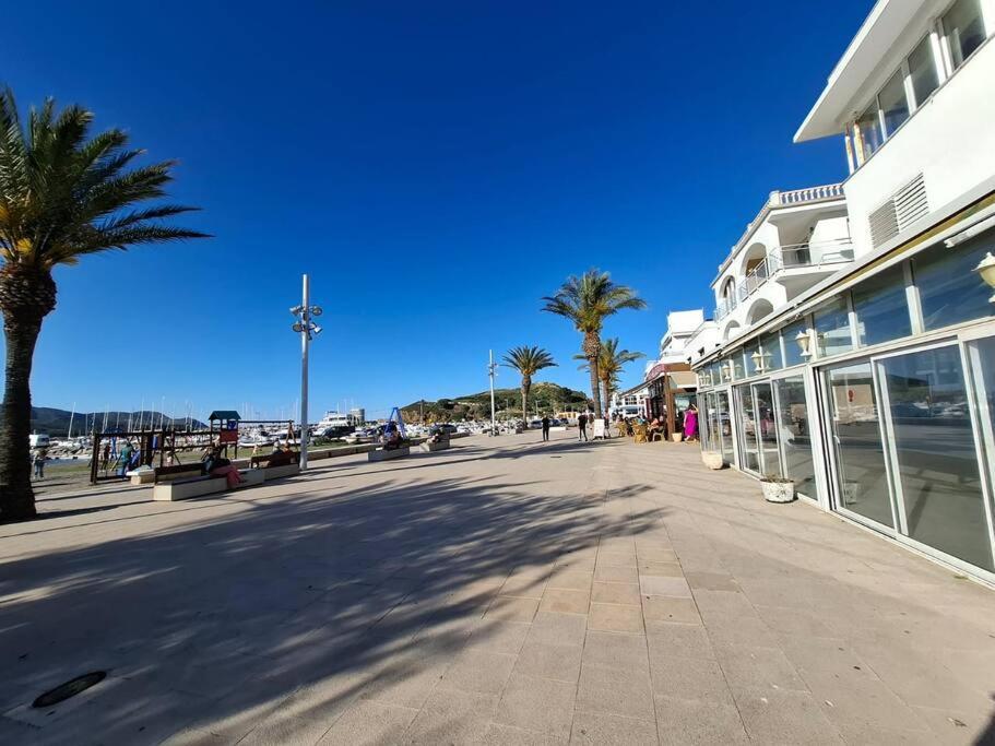 Maritime Promenade, Facing The Port