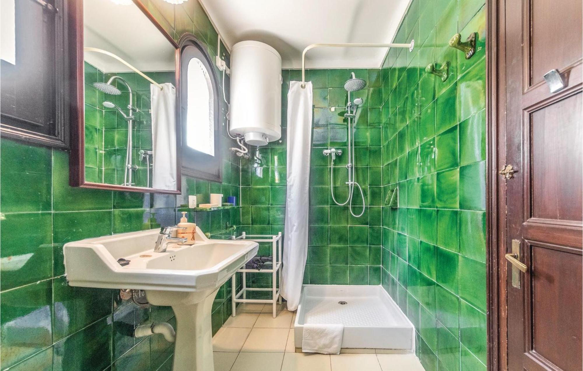 5 Bedroom Beautiful In *