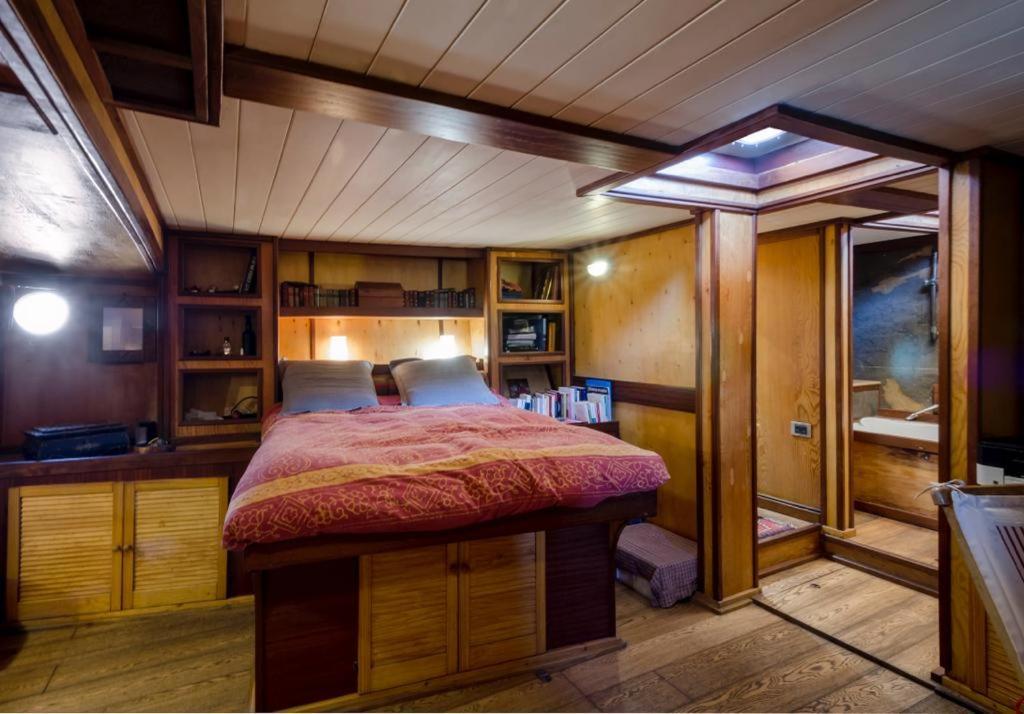 Unic Boat In Old Harbour Hotel en barco