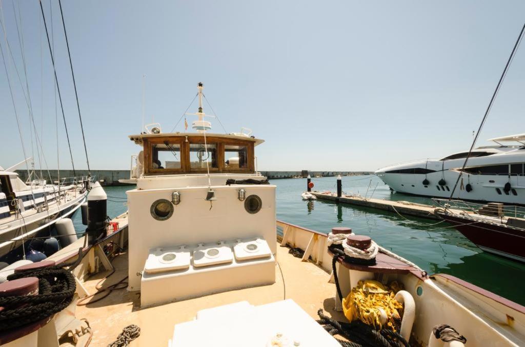 Unic Boat In Old Harbour Hotel en barco