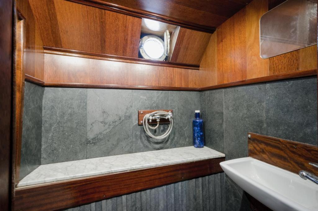 Unic Boat In Old Harbour Hotel en barco *
