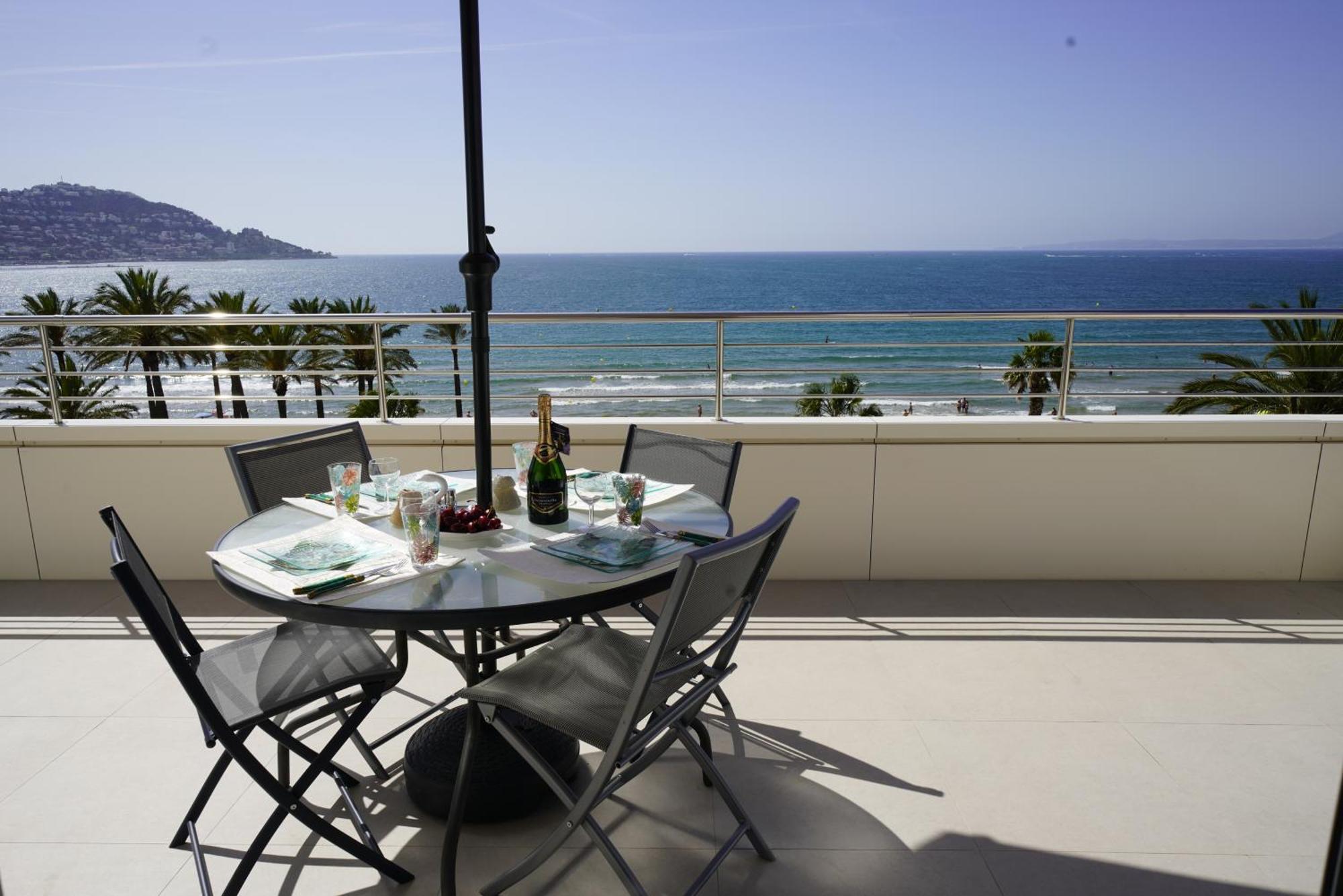 Apartamento Frente Al Mar Con Una Amplia Terraza Y Vistas A La Bahia