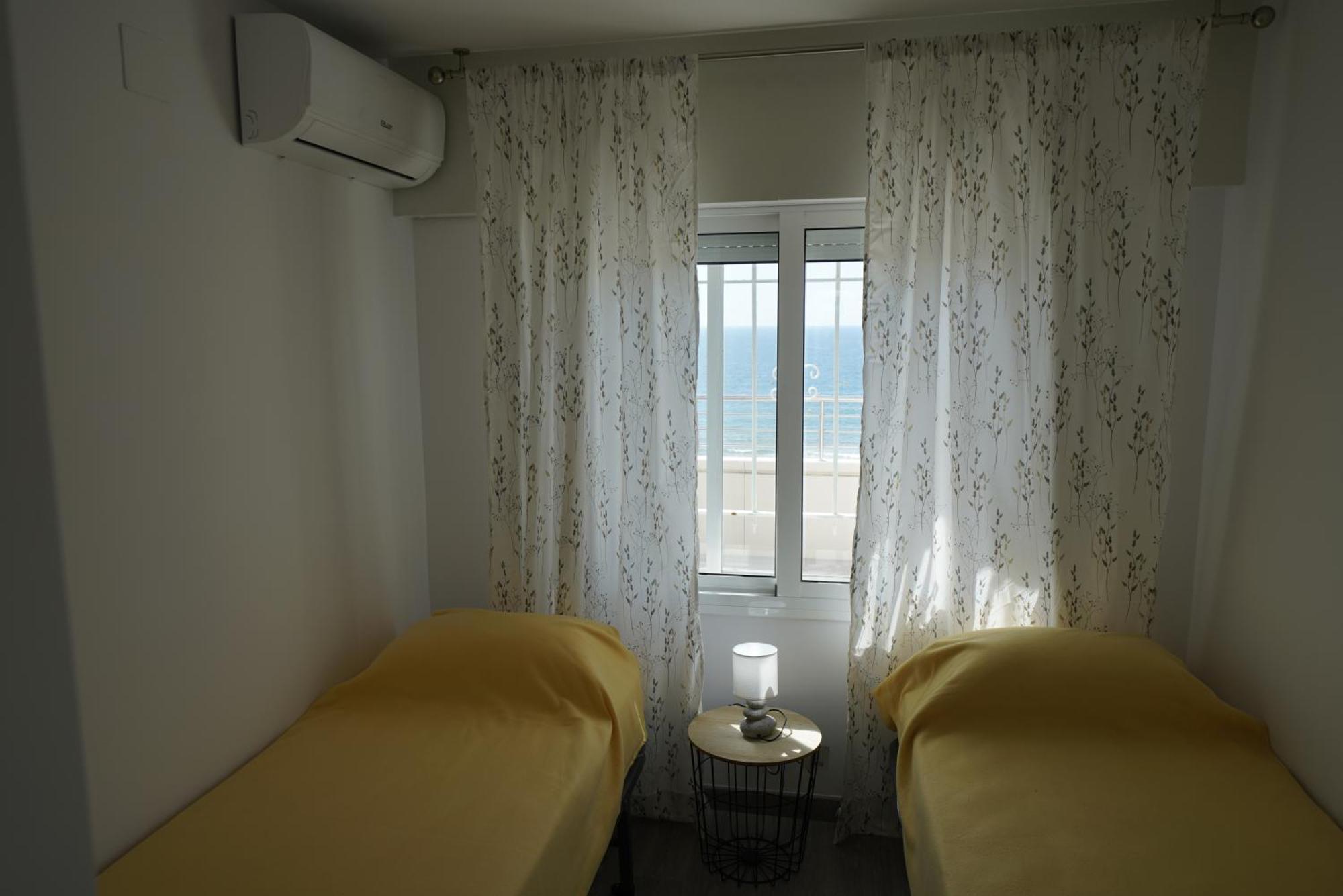 Apartamento Frente Al Mar Con Una Amplia Terraza Y Vistas A La Bahia Apartamento