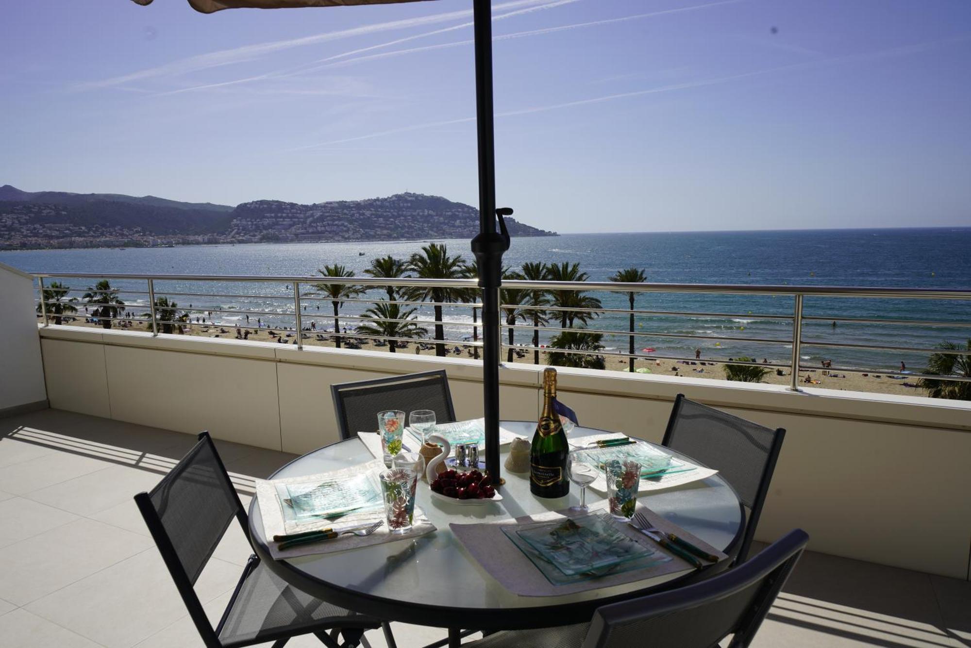 Apartamento Frente Al Mar Con Una Amplia Terraza Y Vistas A La Bahia * Rosas