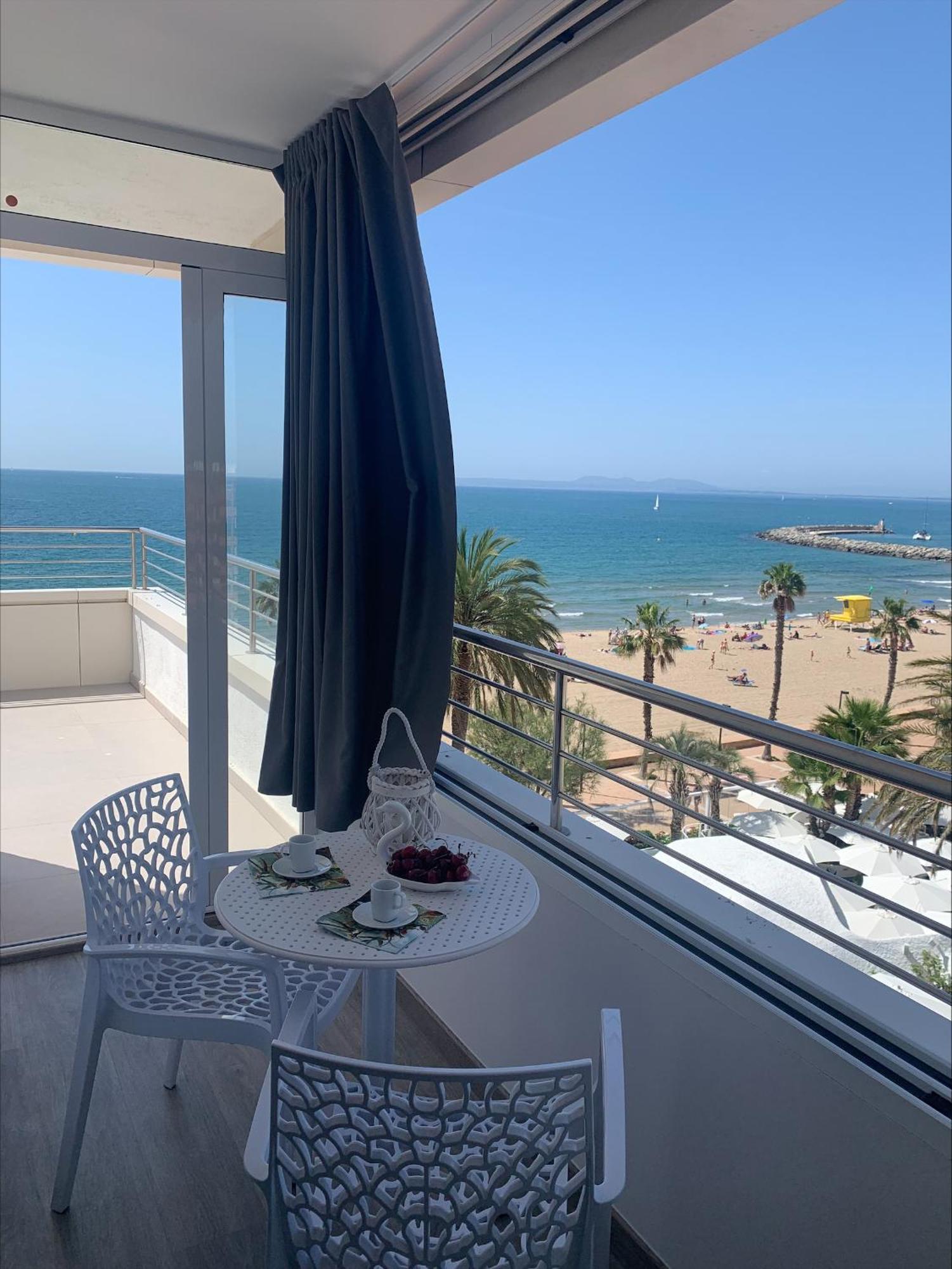 Apartamento Frente Al Mar Con Una Amplia Terraza Y Vistas A La Bahia Apartamento Rosas