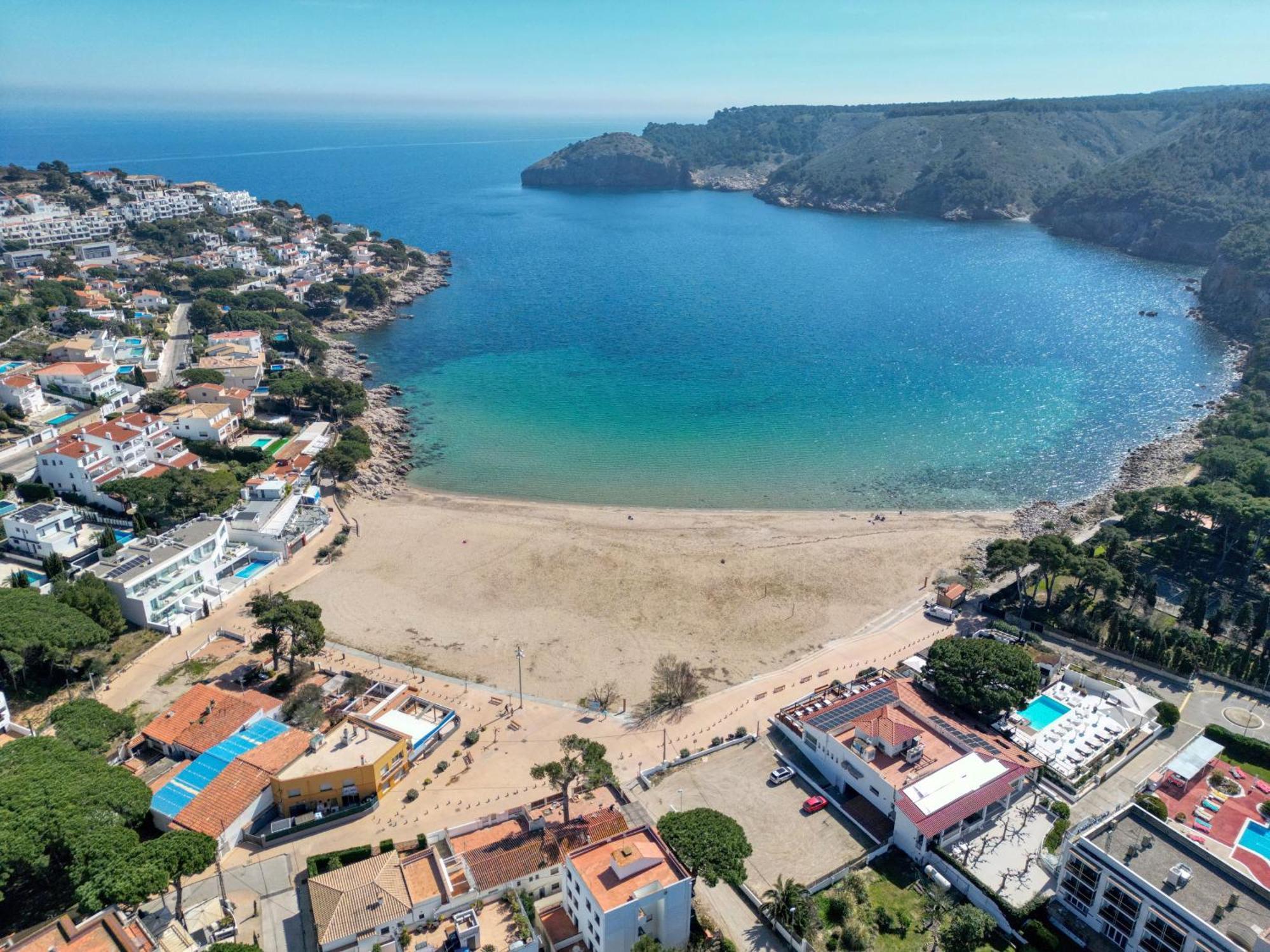 Gerkens, Bonita Casa De Tres Con Piscina Comunitaria En Escala *