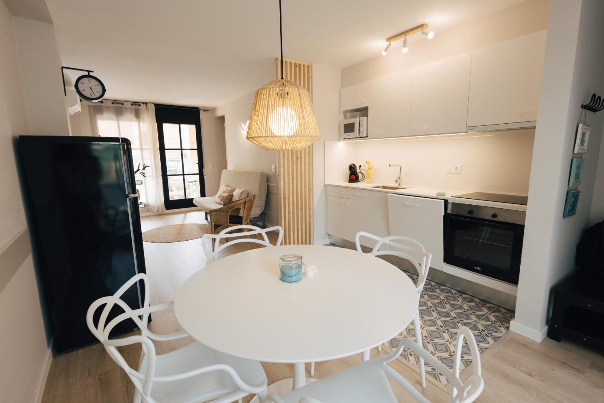 With Air Conditioning And Communal Pool