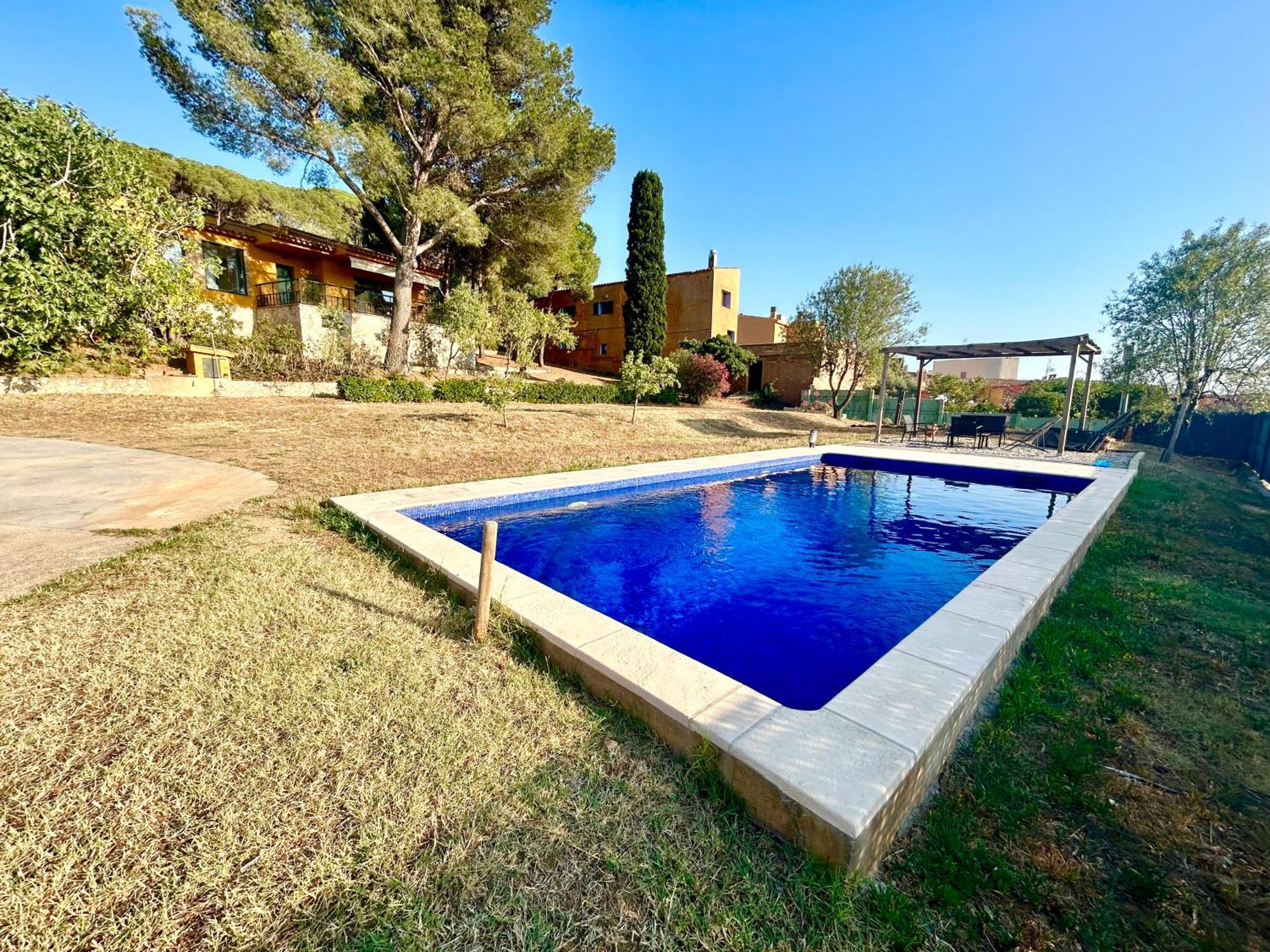 Holiday home Casa Amb Piscina I Jardi A Per 6 Persones