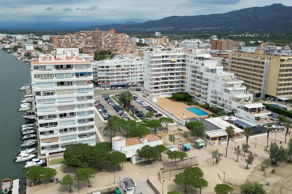 Spacieux Rose Front Et Piscine * Rosas