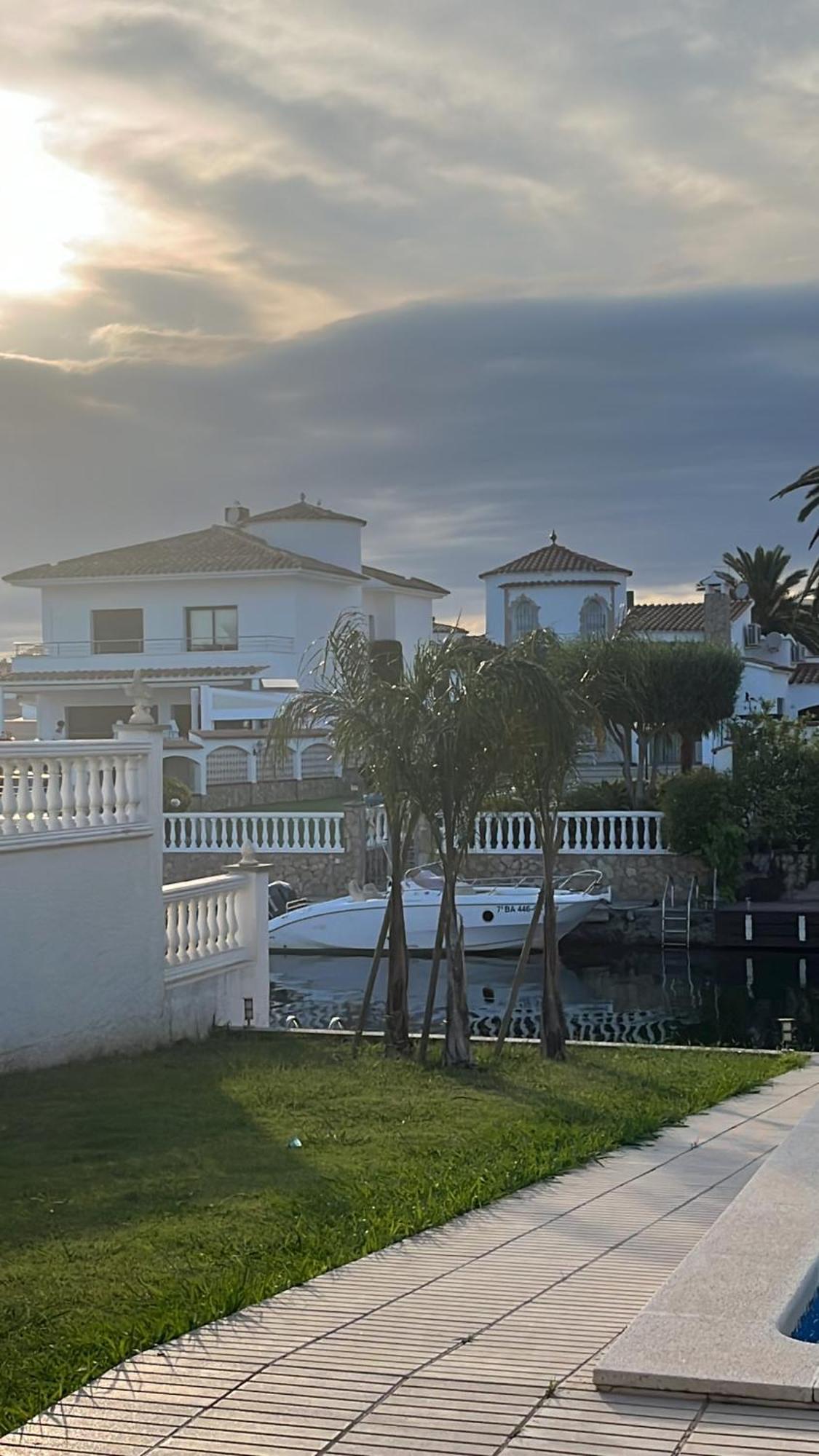 'casa Empuria' Aan Kanaal Met Zwembad En Aanlegsteiger * Ampuriabrava